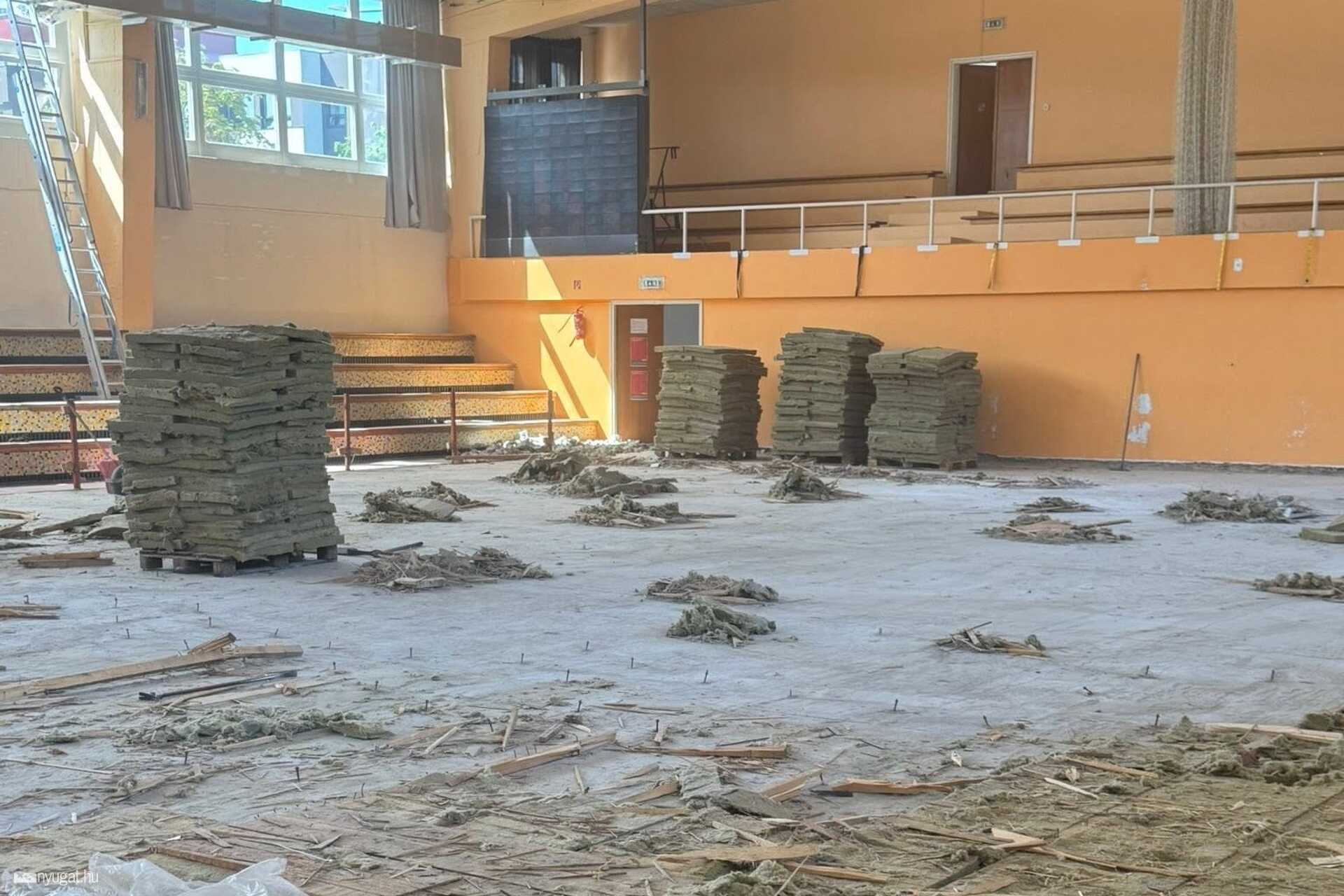 A kiscsarnokban is felújították a parkettát