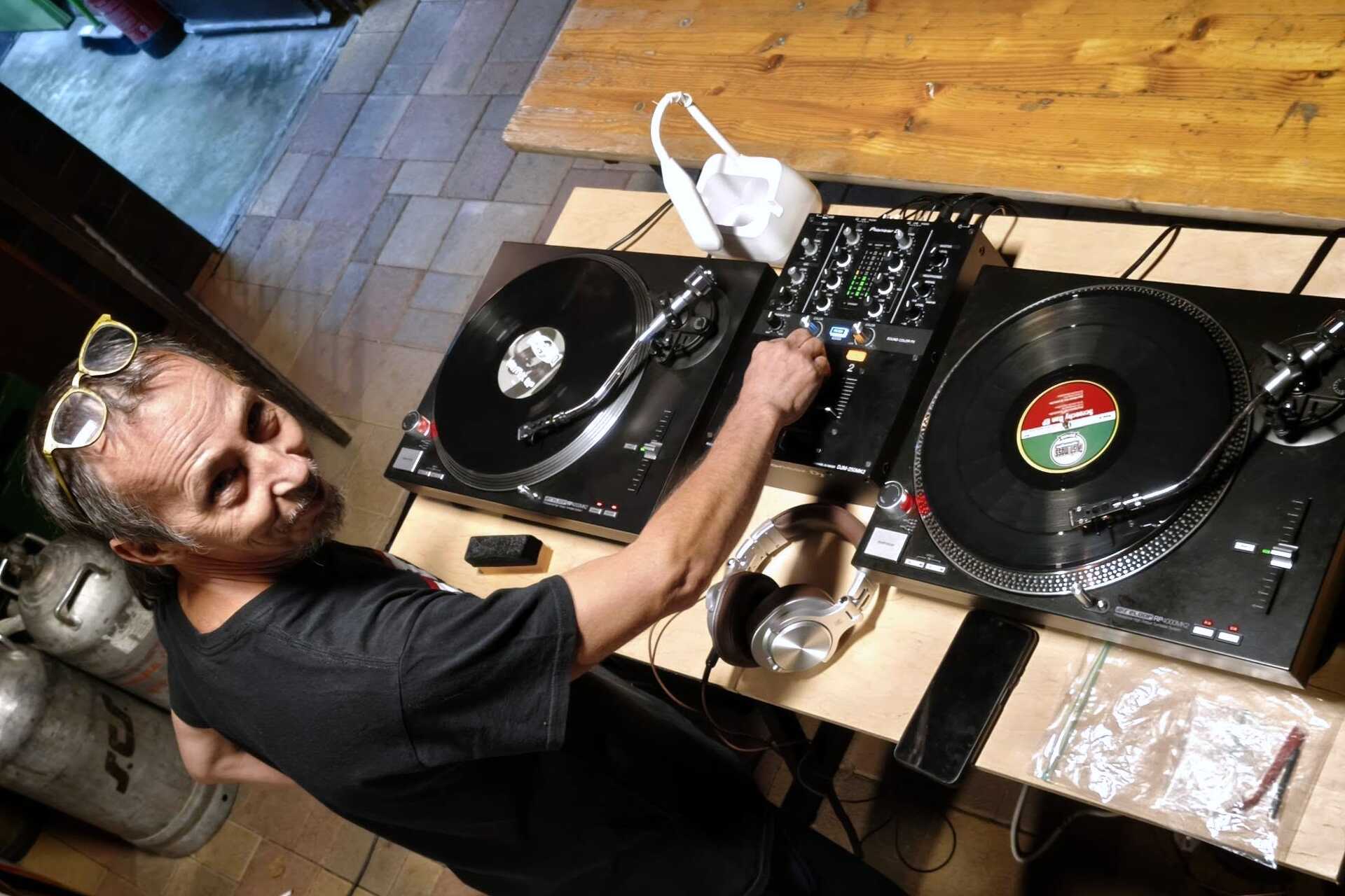 A lemezjátszók mögött DJ WalaKi