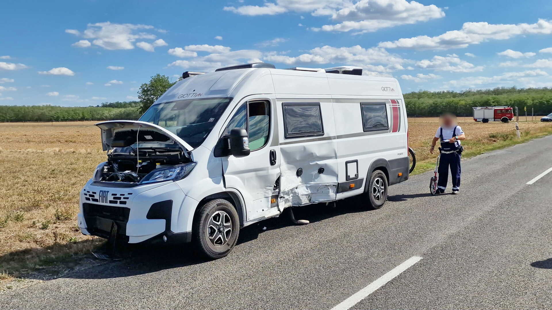 Nissan hajtott egy FIAT lakóautó oldalába