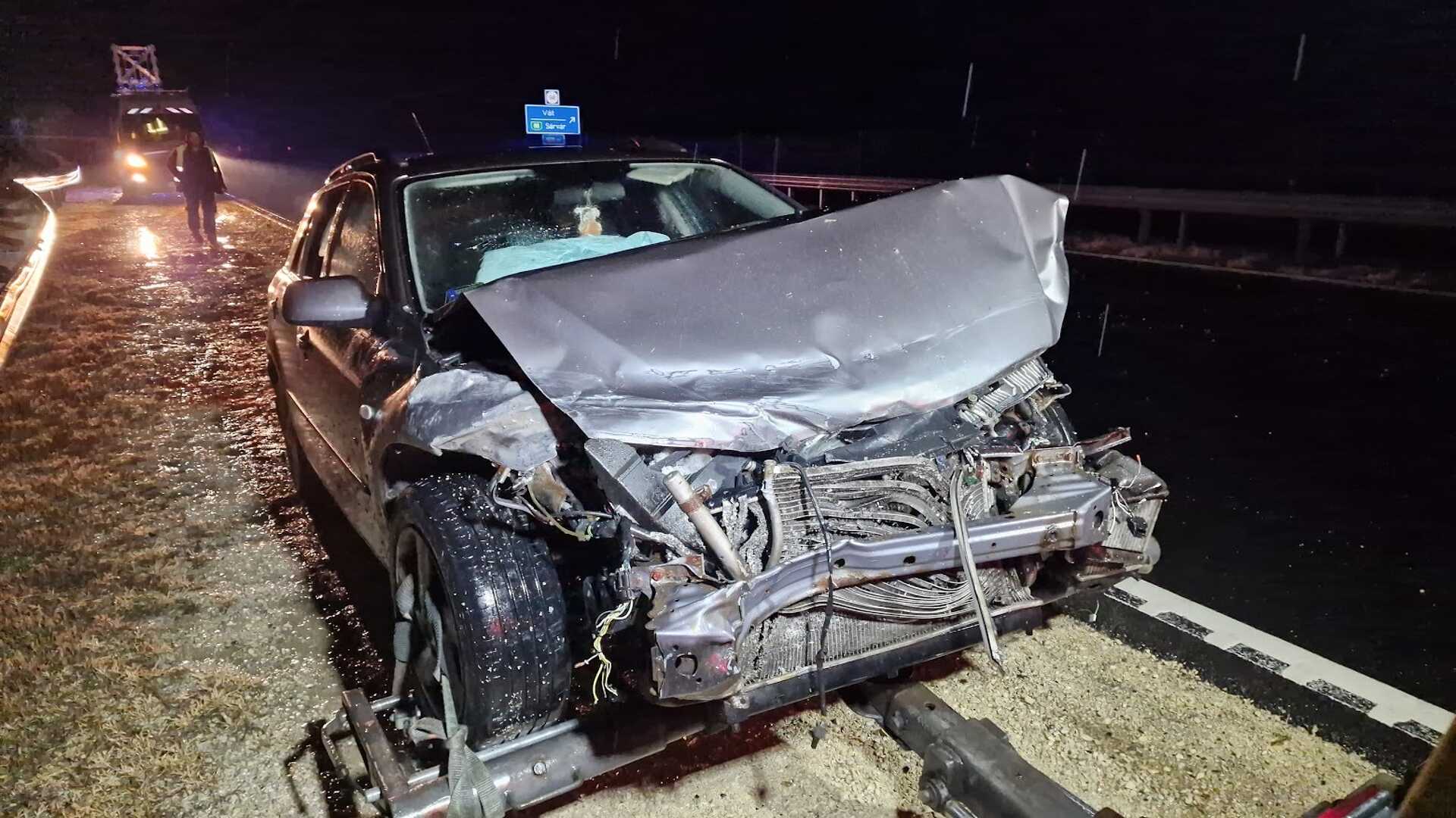 Szalagkorlátnak ütközött Mazda az M86-oson