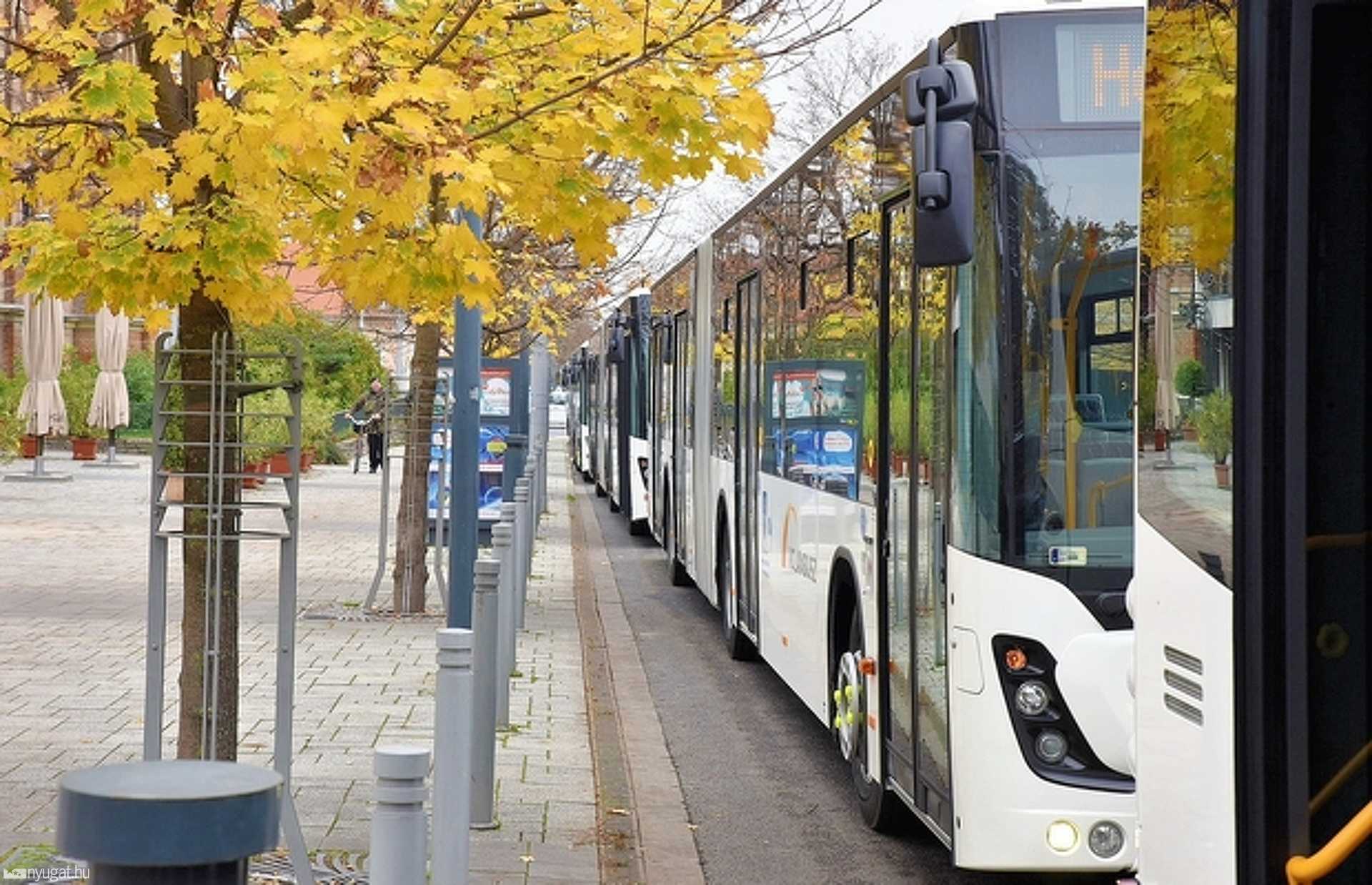 De pozitívum, hogy Szombathely pont msot kapott új csuklósbuszokat.
