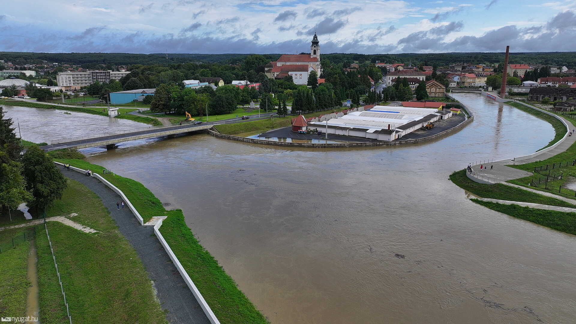 Az áradó Rába a levegőből Szentgotthárdnál (videó) - a város polgármesterének nyilatkozatával