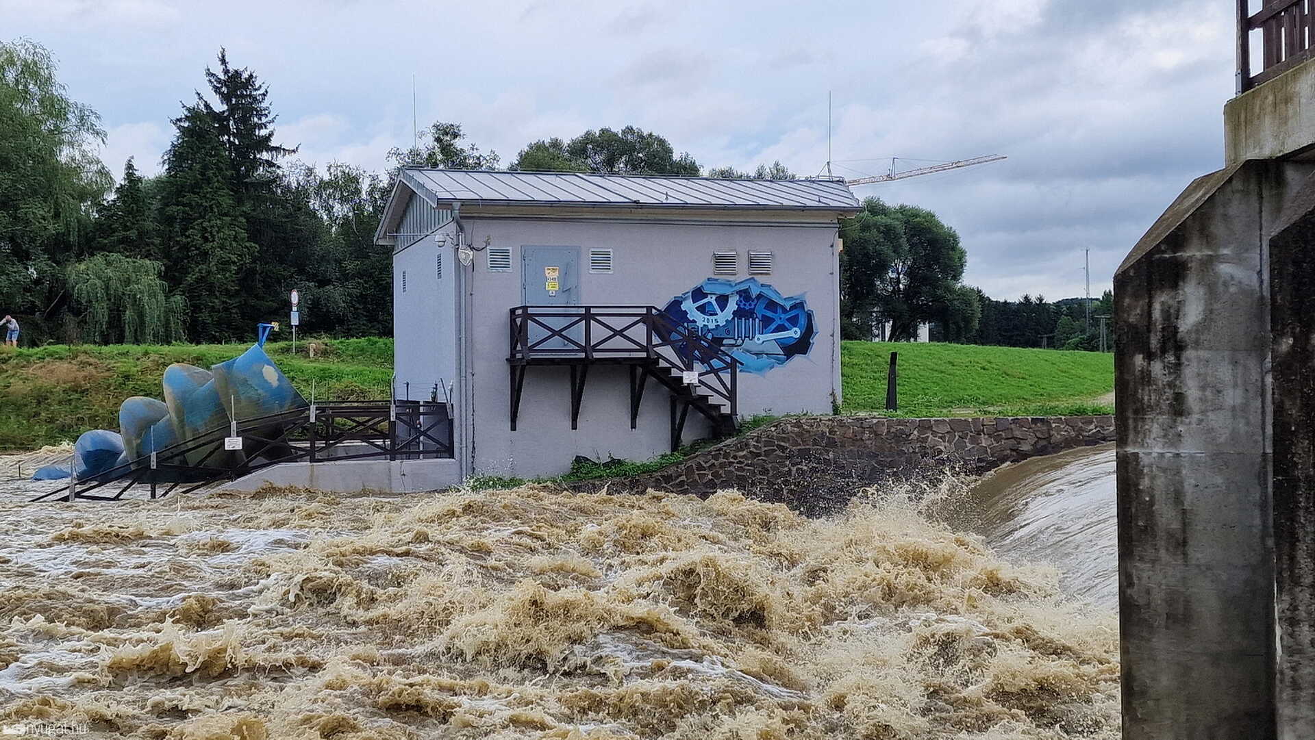 Az áradó Rába a levegőből Szentgotthárdnál (videó) - a város polgármesterének nyilatkozatával