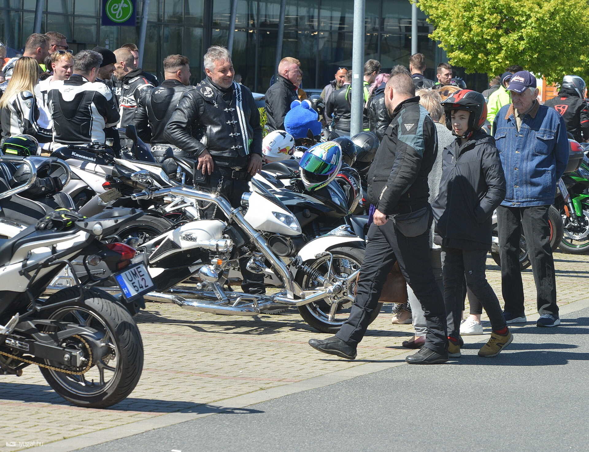 Elindult a motoros szezon - 360 motor gördült ki a szezonnyitó felvonulásra Szombathelyen (videó)