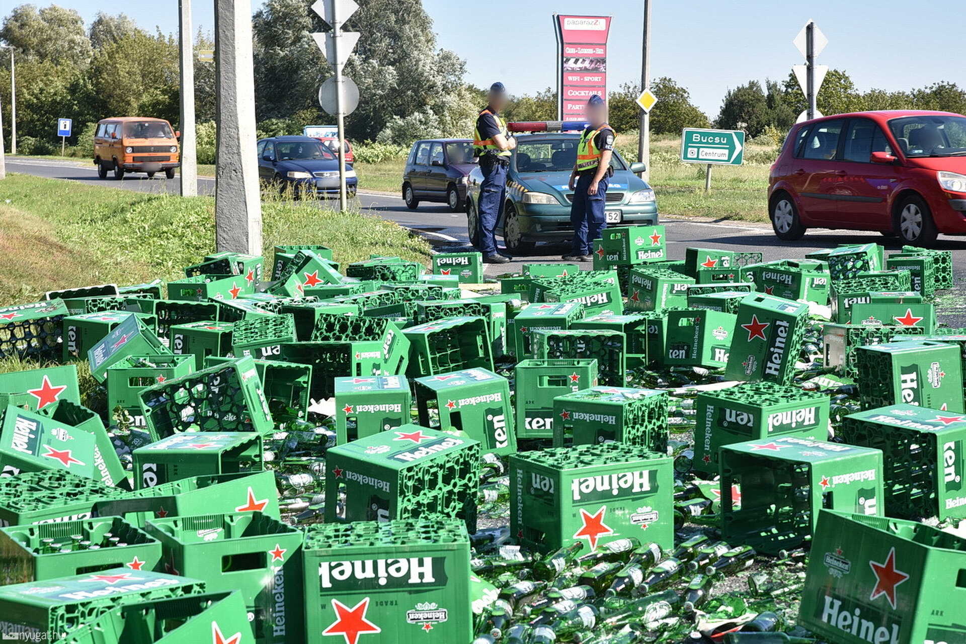 Sörösrekeszek zuhantak az aszfaltra Szombathely határában - több ezer üveg Heineken folyt el