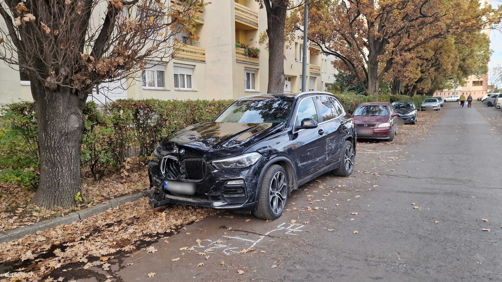 A BMW tulajdonosa a barátnőjére bízta a kocsit, aki viszont átadta a kulcsot egy vezetői engedéllyel nem rendelkező fiatalnak