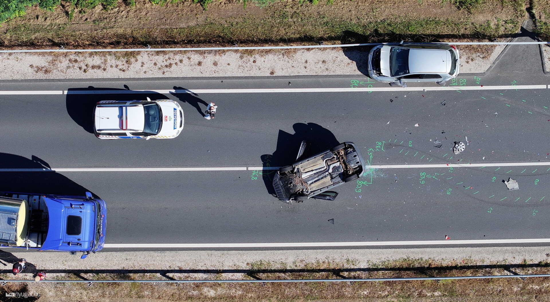 Az ütközés után felborult a Ford a 89-es főúton, Torony közelében Légifotó: Tánczos Mihály