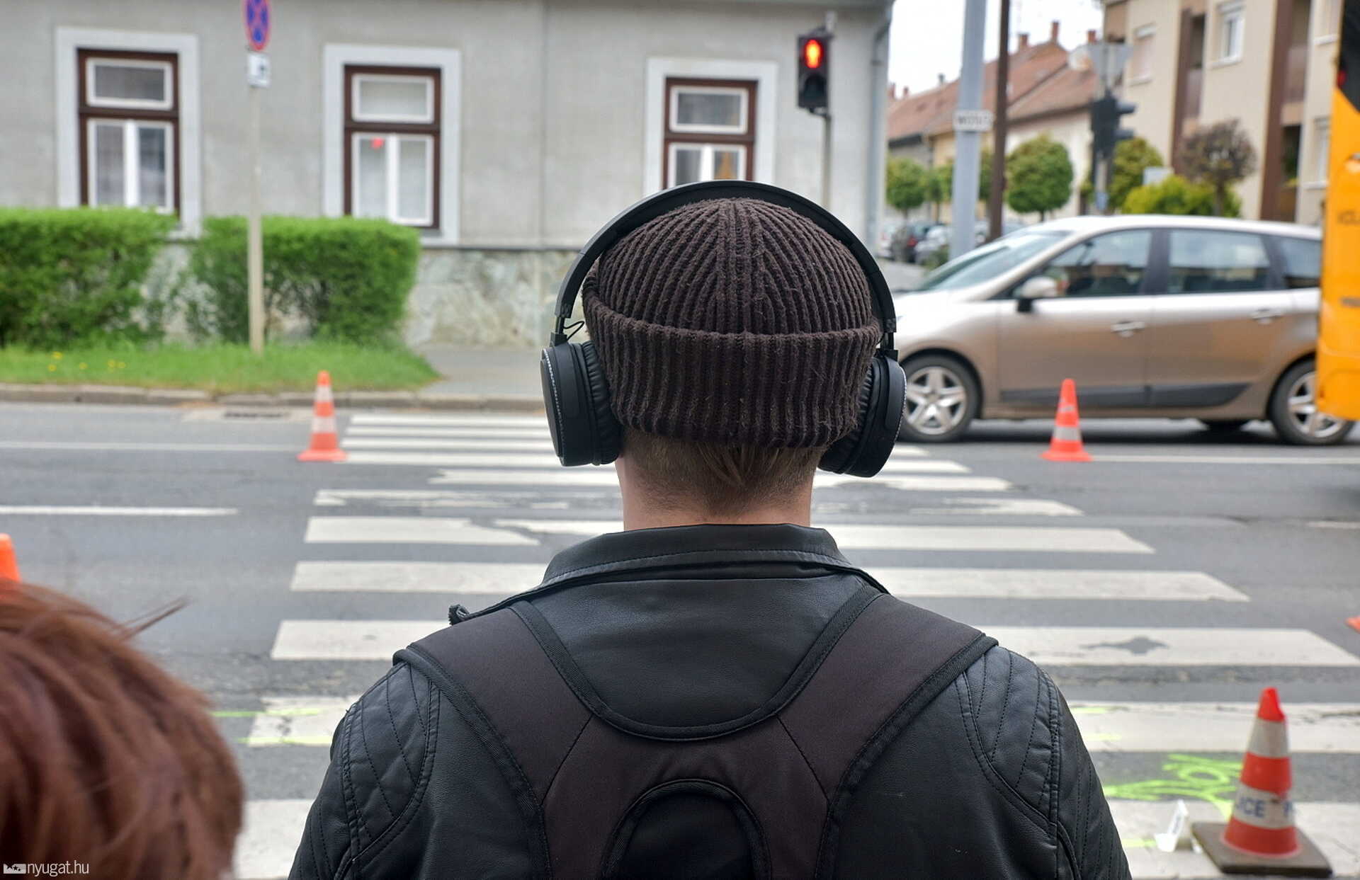 A zajszűrő képesség itt hátrány, a gyalogos nem hallja meg a felé érkező járművek hangját