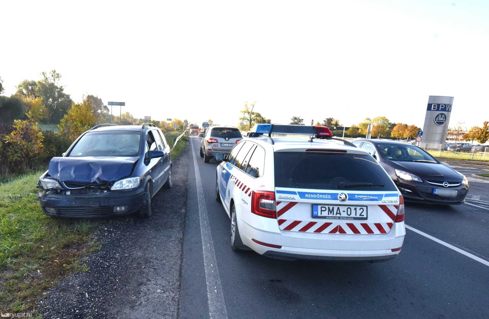 Ráfutásos balesetek okoznak több kilométeres dugót a 86-os főúton