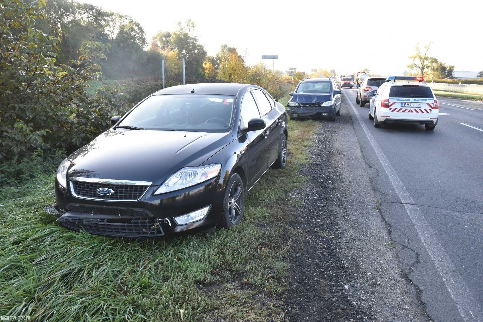 Ráfutásos balesetek okoznak több kilométeres dugót a 86-os főúton