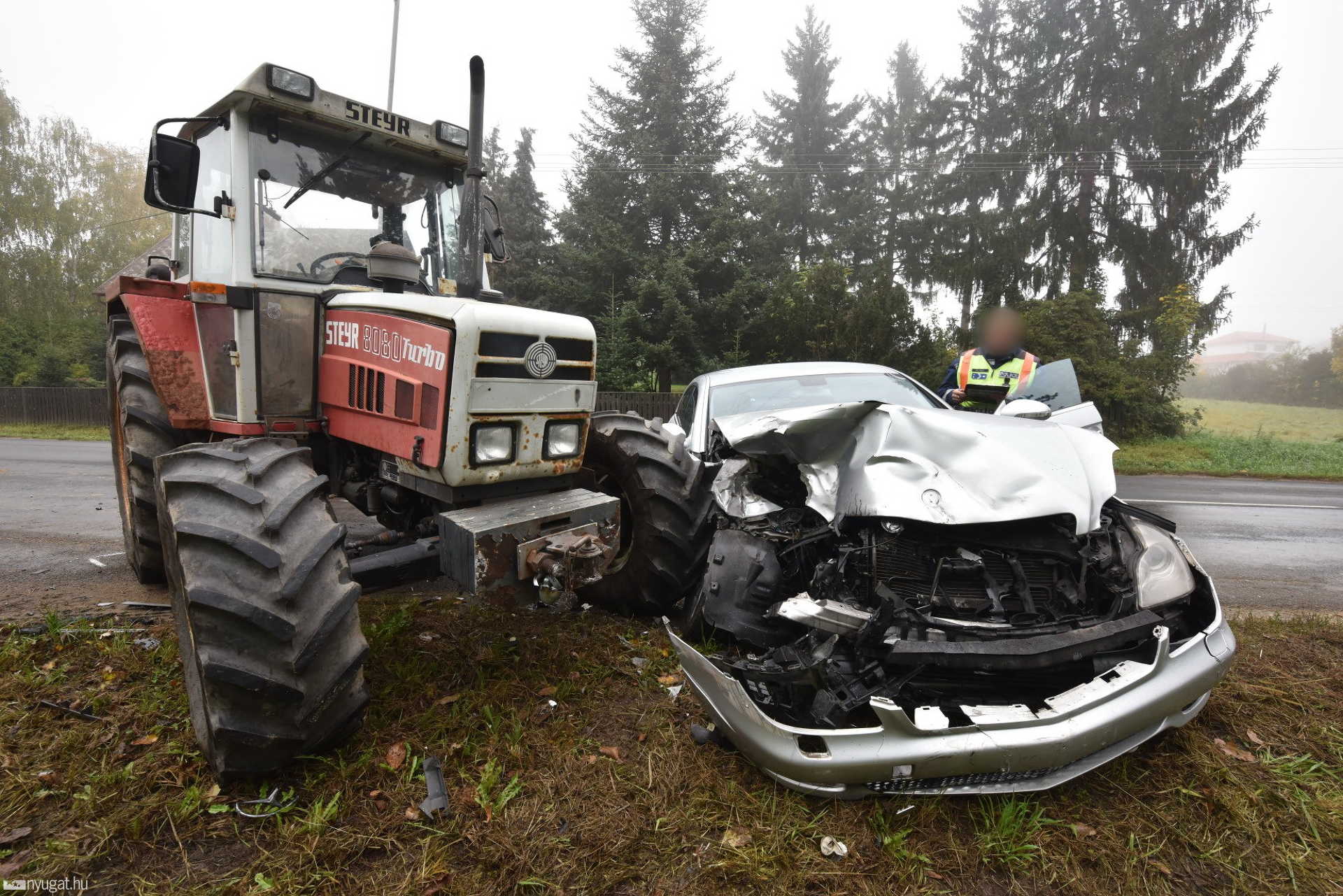 Mecedes és traktor ütközött Kőszegnél
