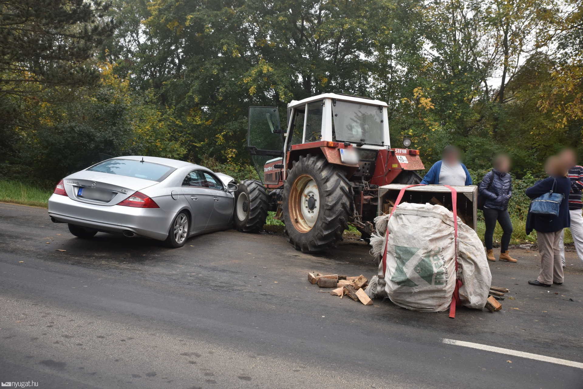 Mecedes és traktor ütközött Kőszegnél