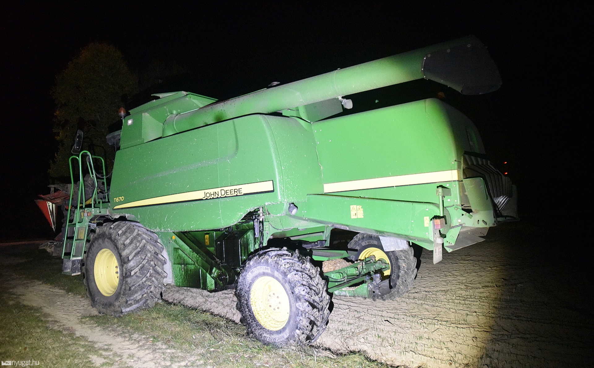 John Deere munkagépből folyt motorolaj a 76-os főútra, Hegyhátsál közelében