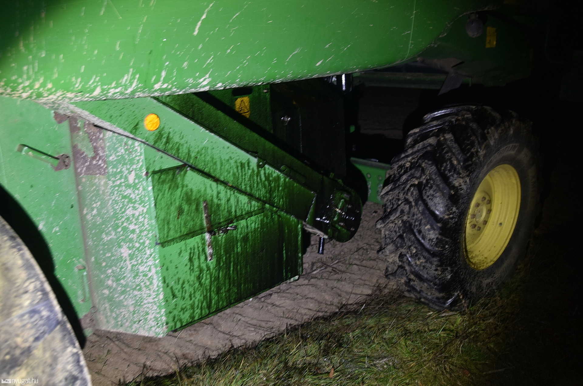 John Deere munkagépből folyt motorolaj a 76-os főútra, Hegyhátsál közelében
