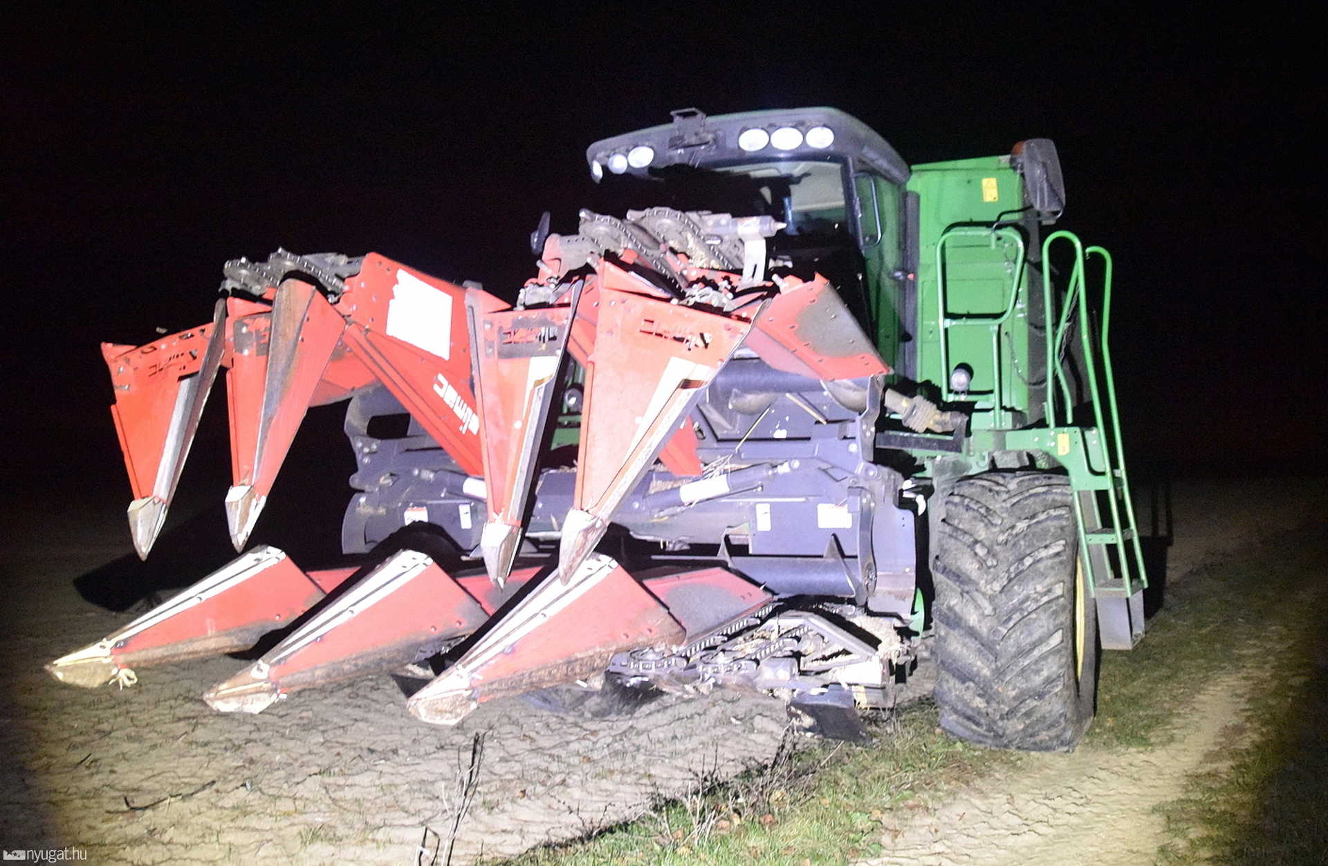 John Deere munkagépből folyt motorolaj a 76-os főútra, Hegyhátsál közelében