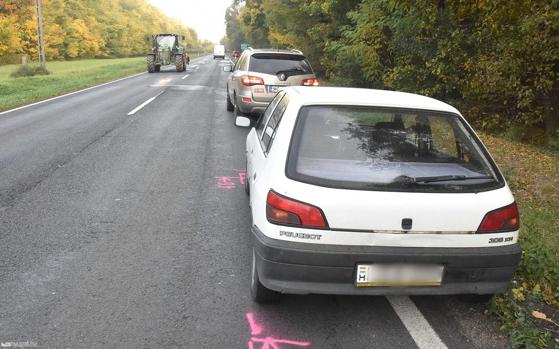 Traktort előző kamion miatt fékezett a Peugeot, Audi csúszott a hátuljába a 84-esen