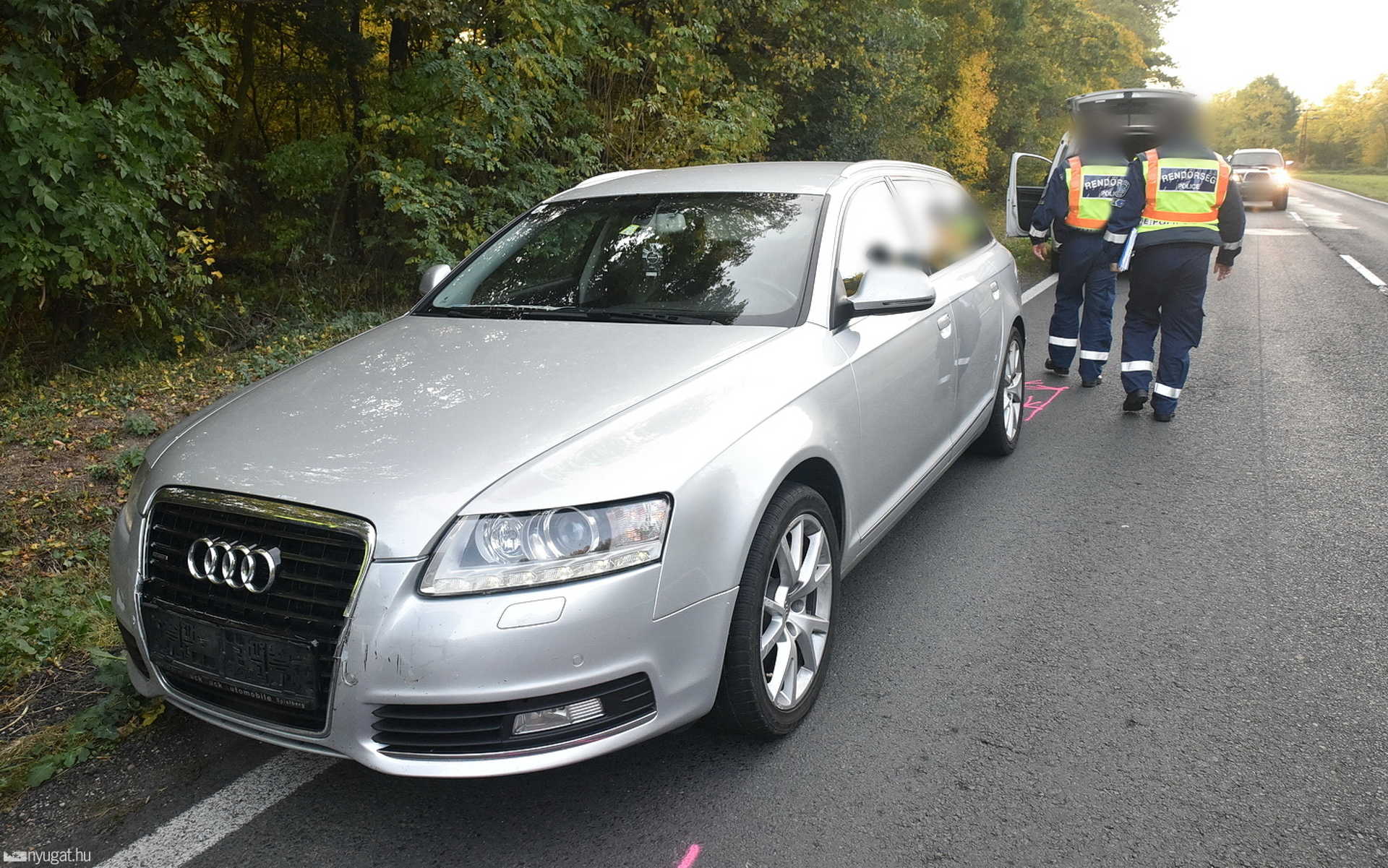 Traktort előző kamion miatt fékezett a Peugeot, Audi csúszott a hátuljába a 84-esen