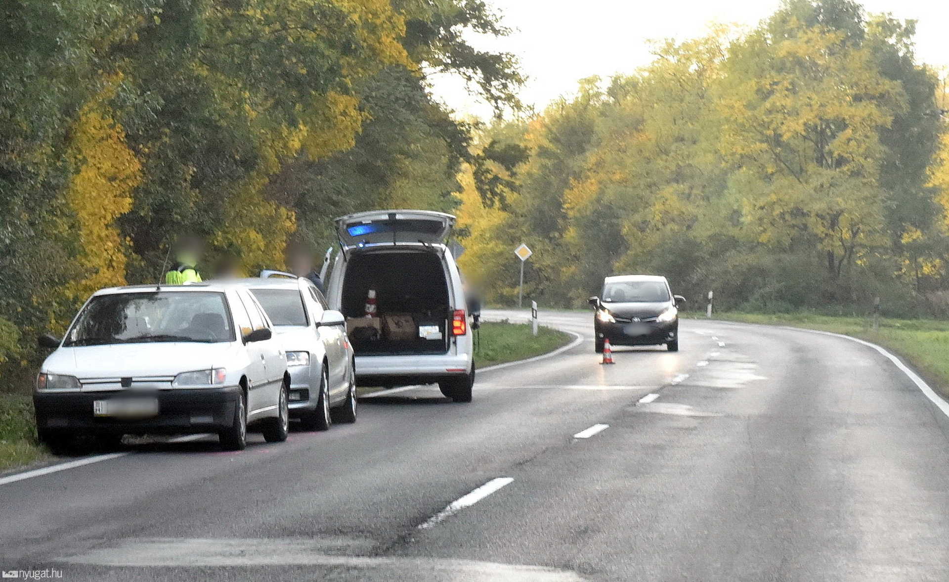 Traktort előző kamion miatt fékezett a Peugeot, Audi csúszott a hátuljába a 84-esen
