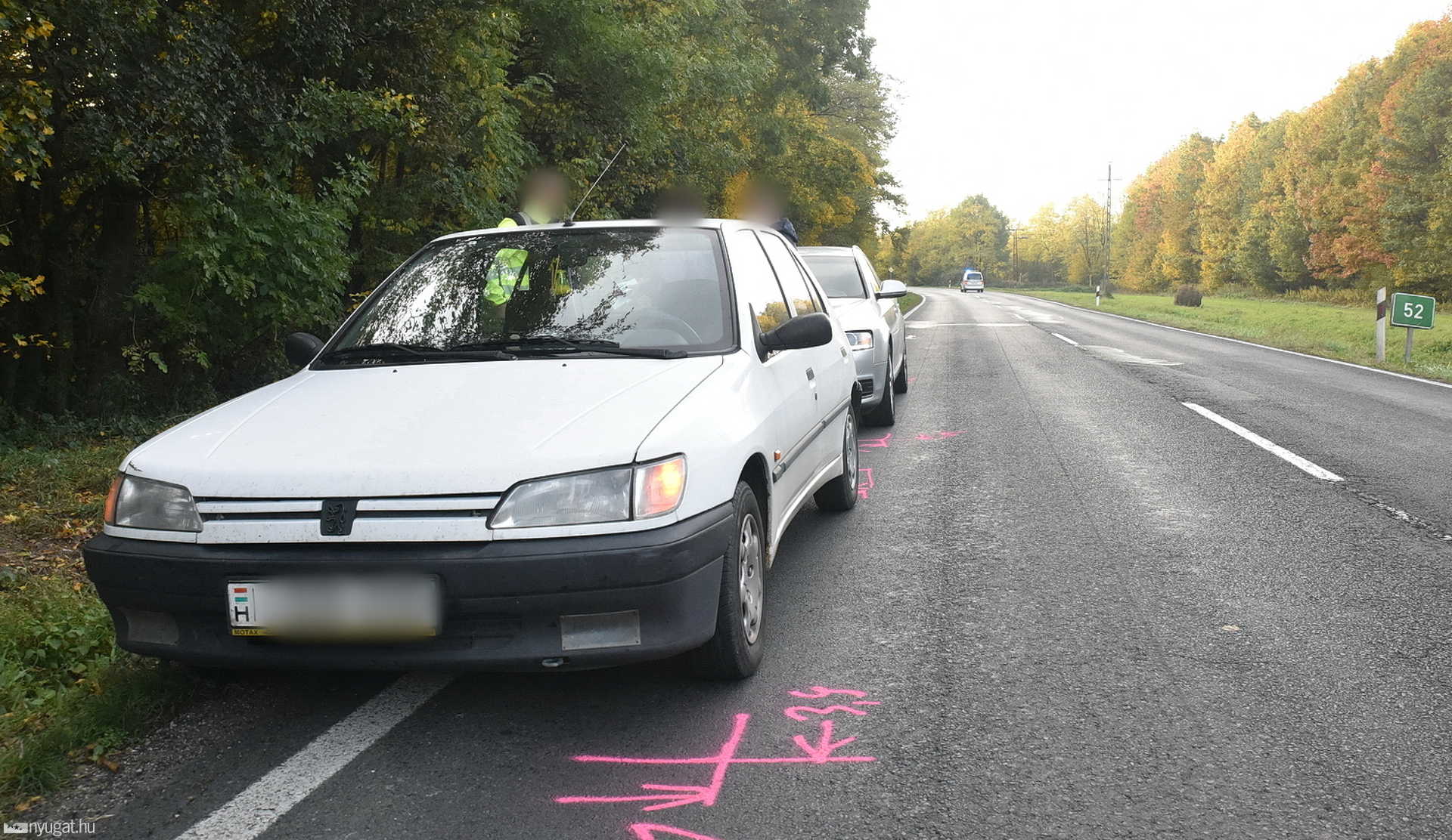 Traktort előző kamion miatt fékezett a Peugeot, Audi csúszott a hátuljába a 84-esen