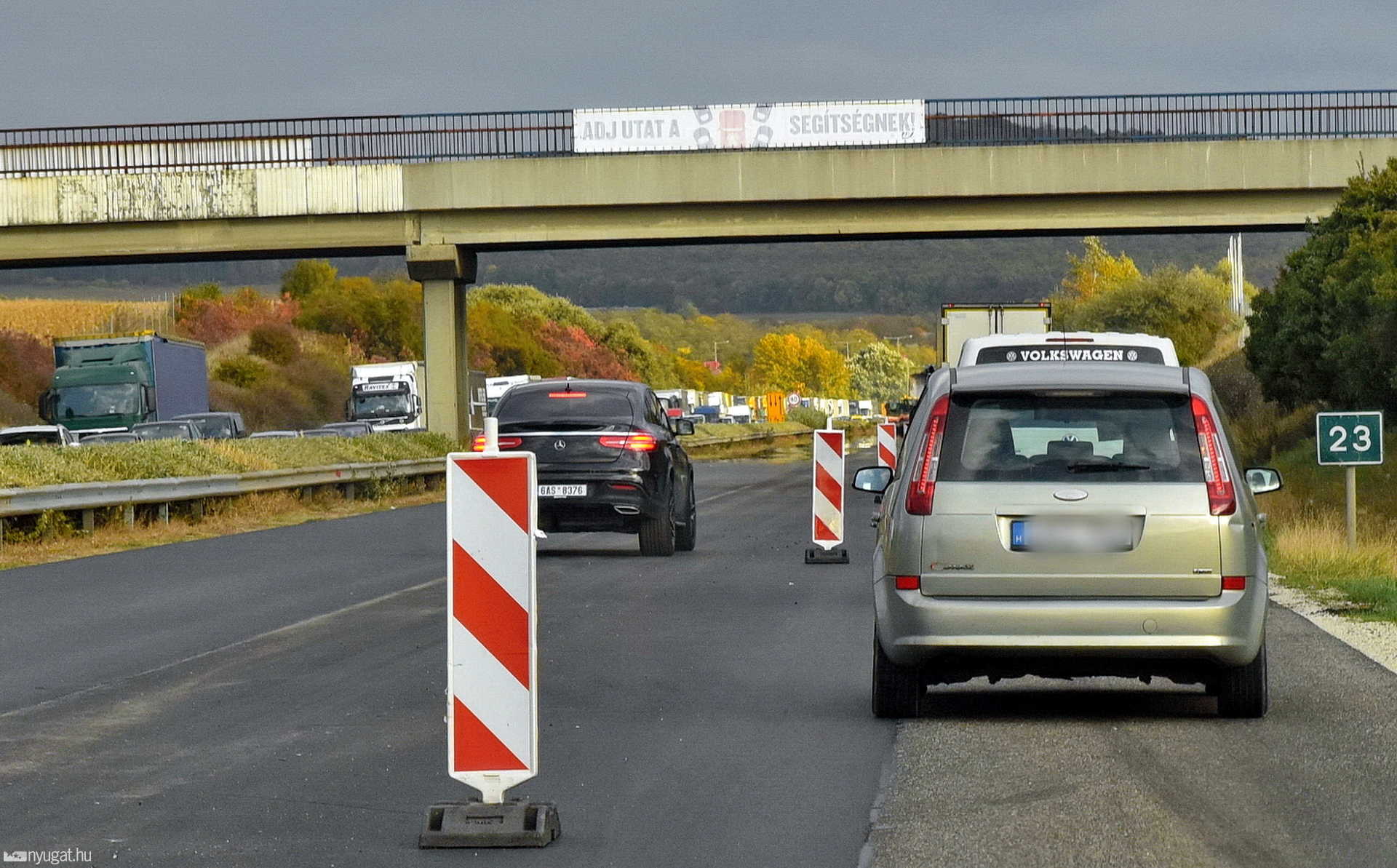 Mercedes a lezárt sávban az M1-esen