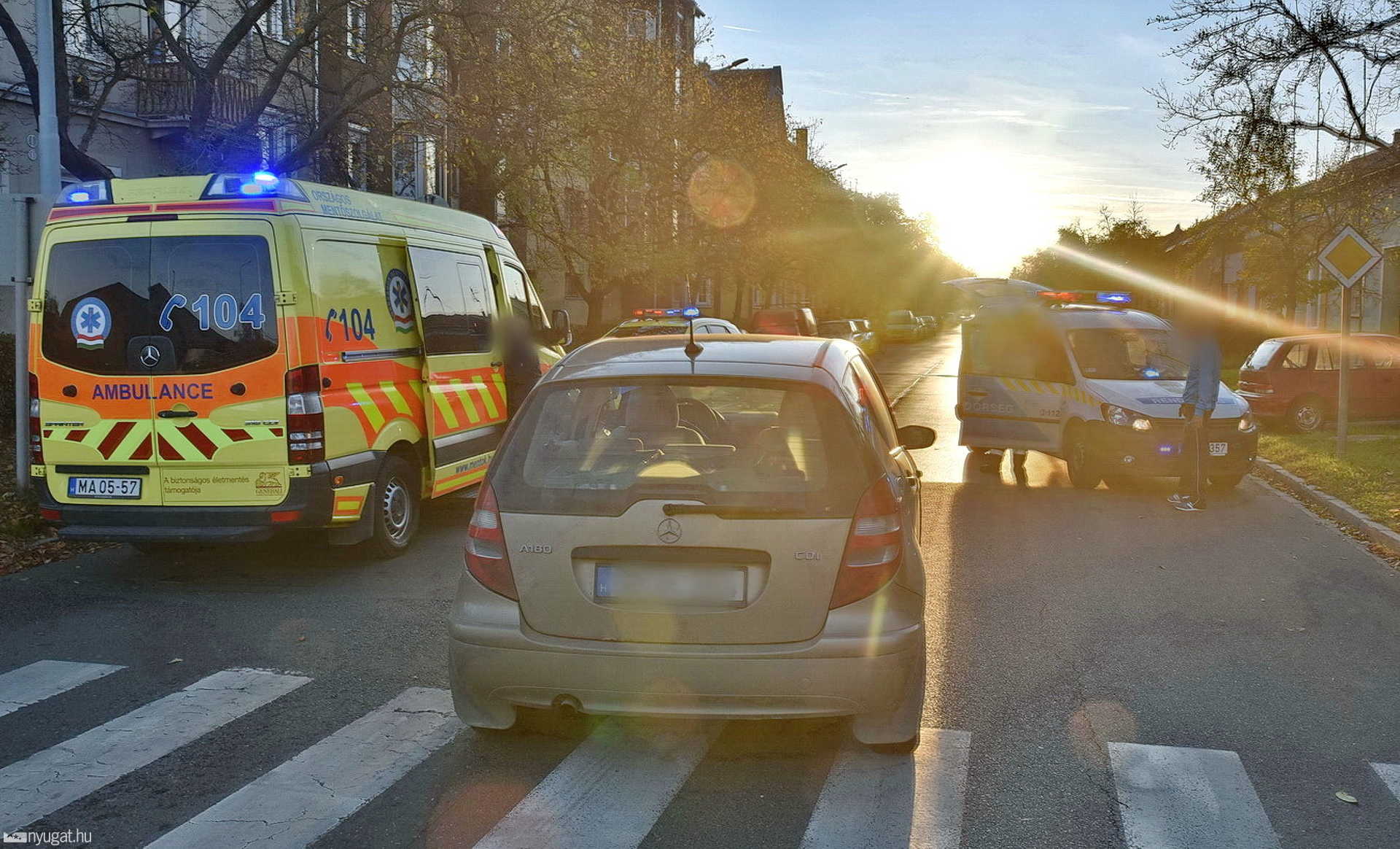 Megmentette a gyereket az érkező Mercedes elől a nő Szombathelyen, de ő súlyosan megsérült 