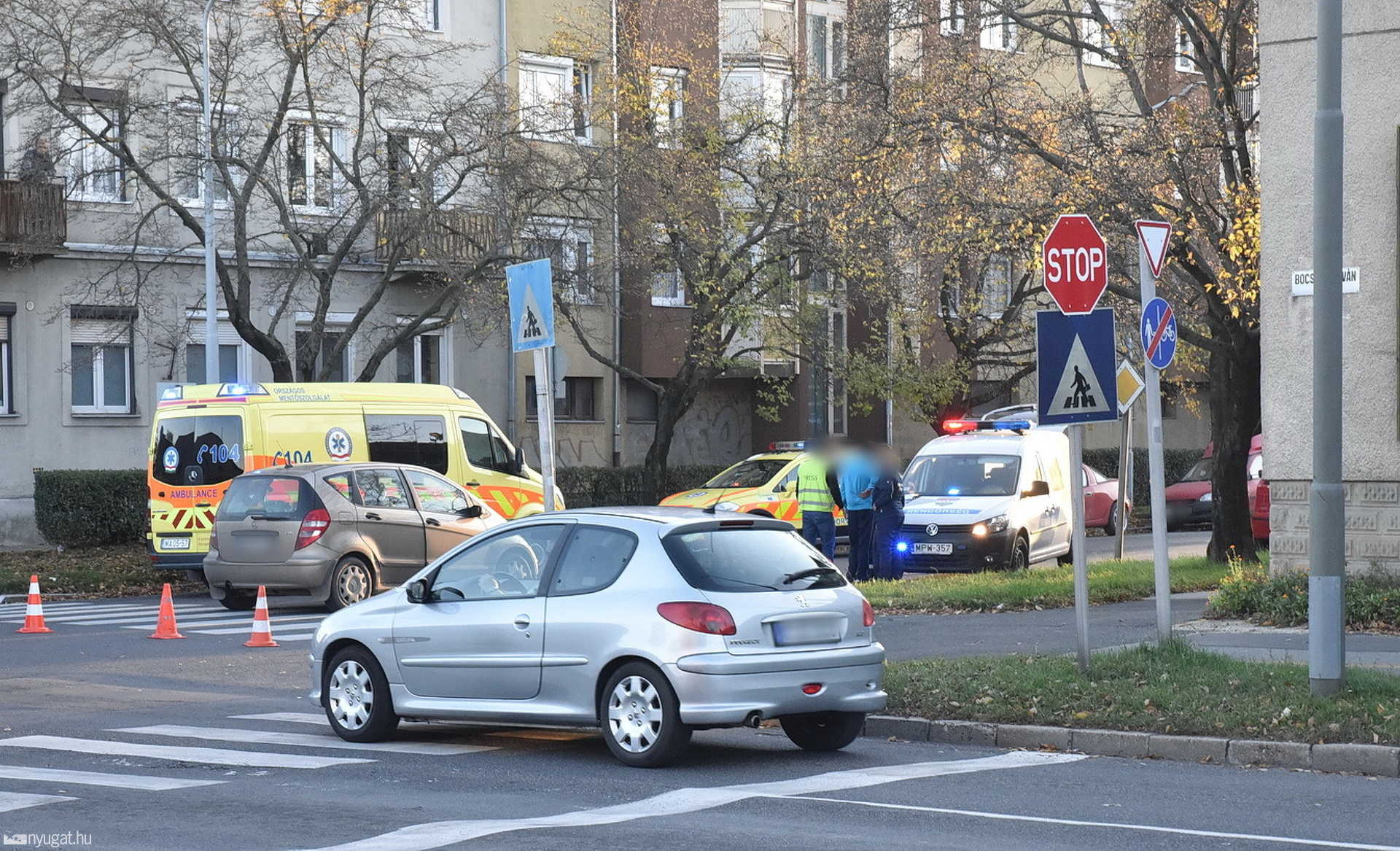 Megmentette a gyereket az érkező Mercedes elől a nő Szombathelyen, de ő súlyosan megsérült 