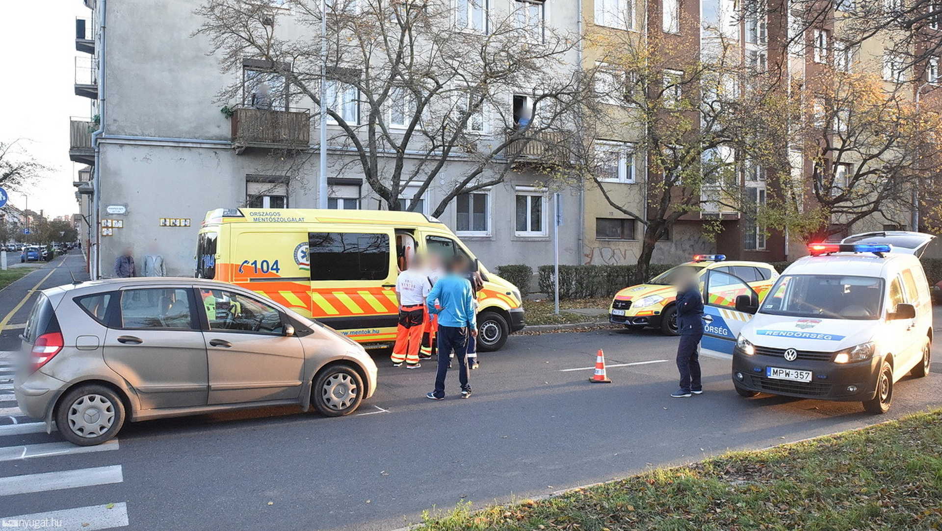 Megmentette a gyereket az érkező Mercedes elől a nő Szombathelyen, de ő súlyosan megsérült 
