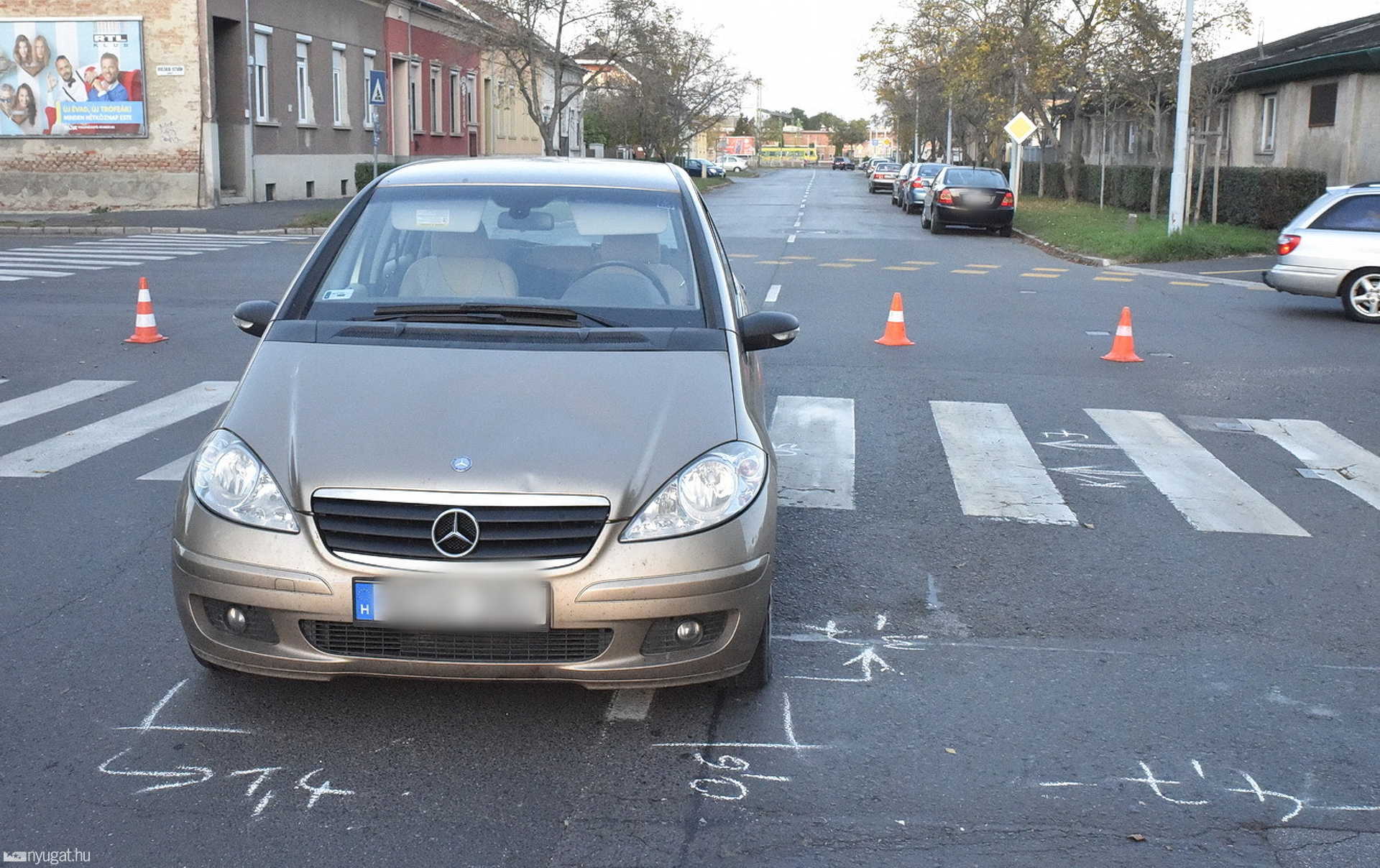 Megmentette a gyereket az érkező Mercedes elől a nő Szombathelyen, de ő súlyosan megsérült 