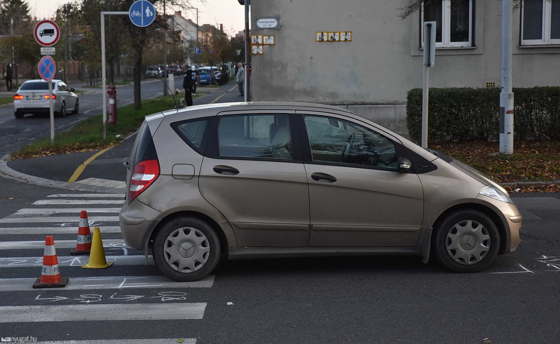 Megmentette a gyereket az érkező Mercedes elől a nő Szombathelyen, de ő súlyosan megsérült 