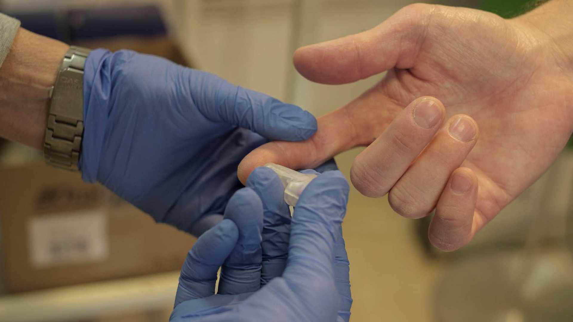 Más talán viszolyog egy hepatitisszel fertőzött drogfüggőtől