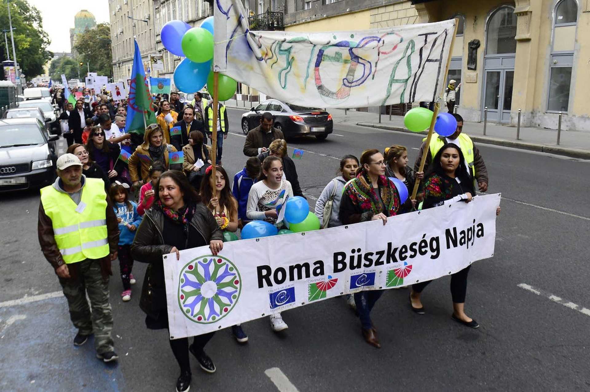 Résztvevők a 2016-os roma büszkeség napján a budapesti Üllői úton 