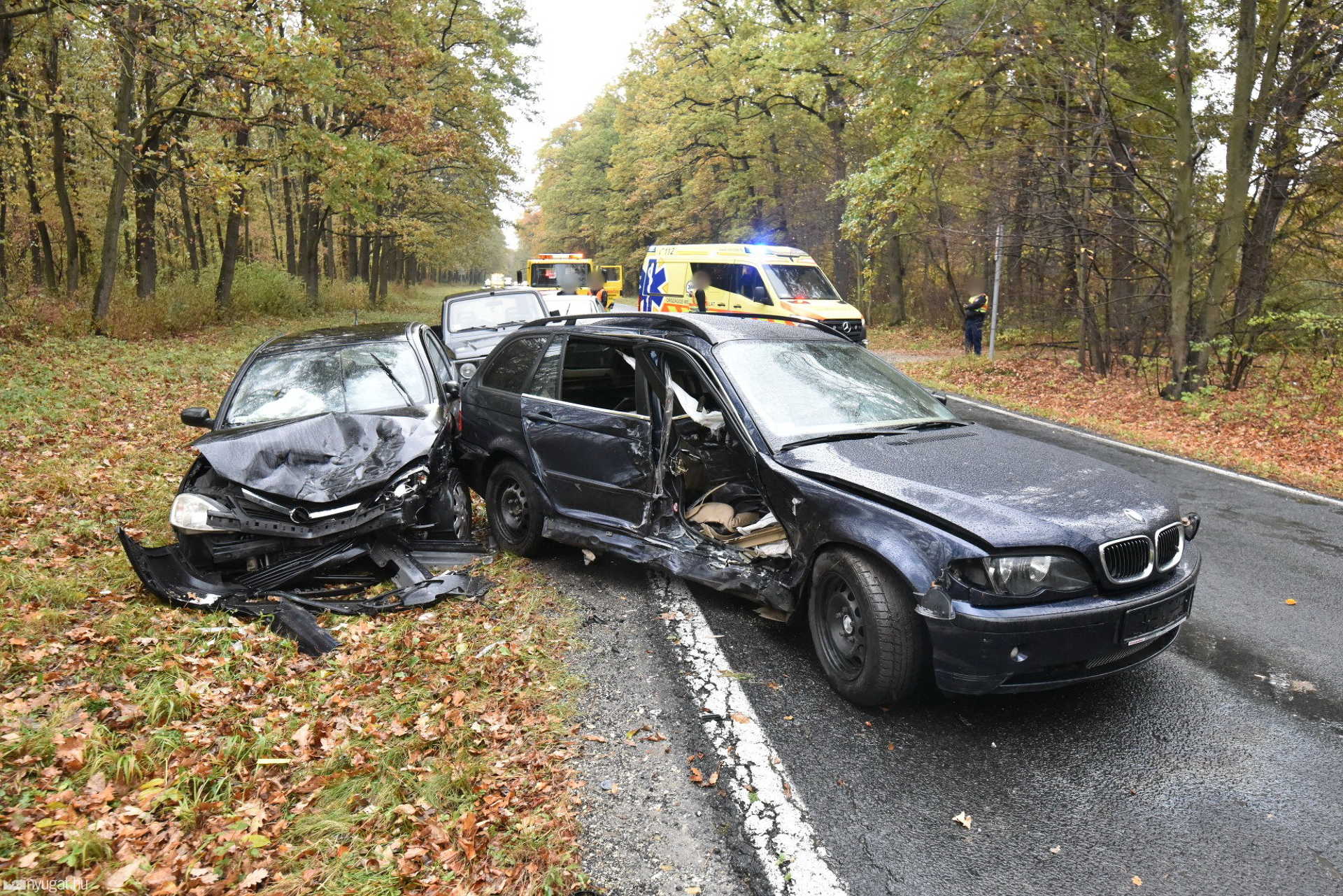 Megpördült és a szemből jövő Opelnek csapódott egy BMW Ják és Szombathely között