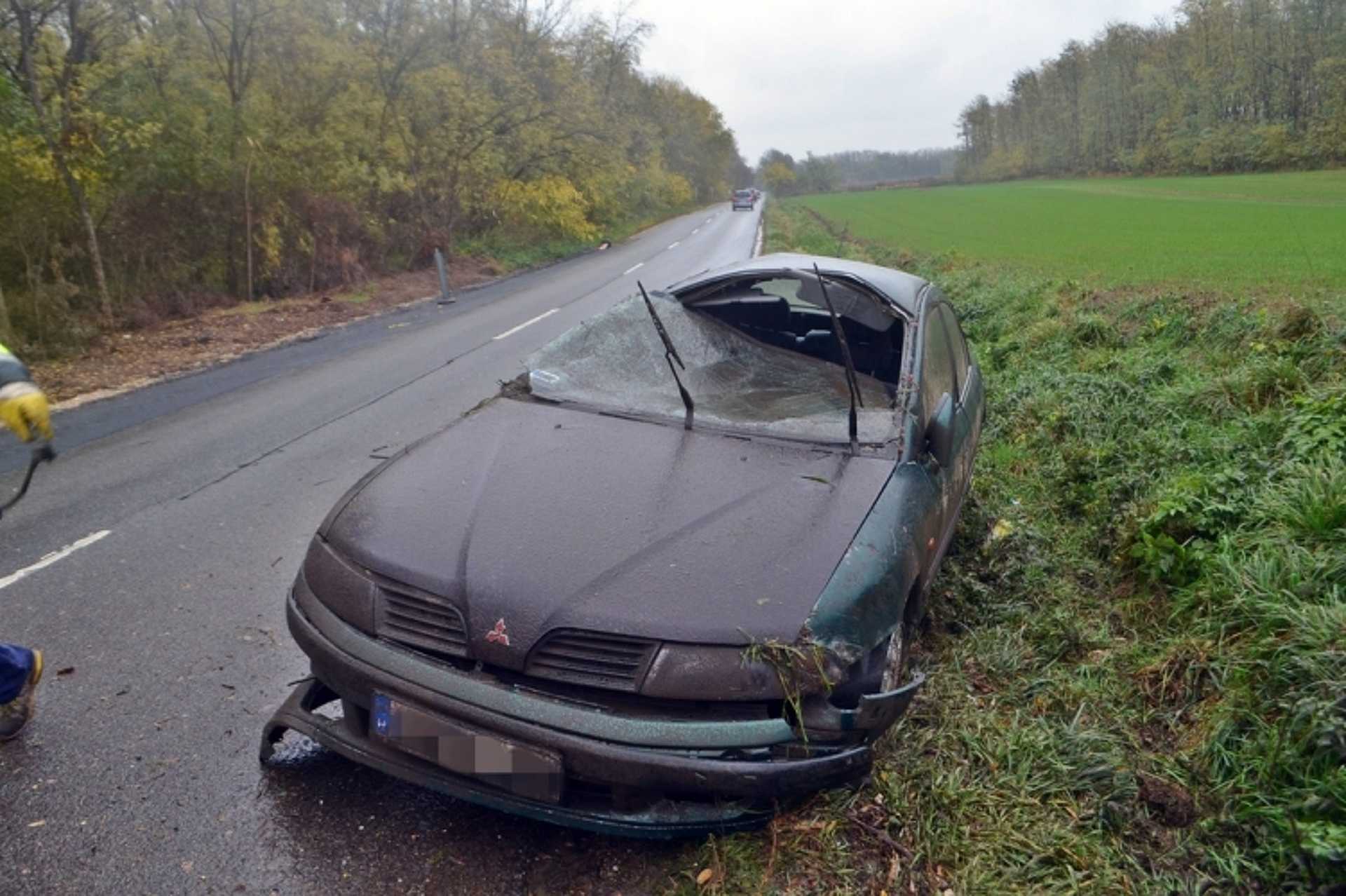 Borultak az autók az őszi utakon egy megyével arrébb is 