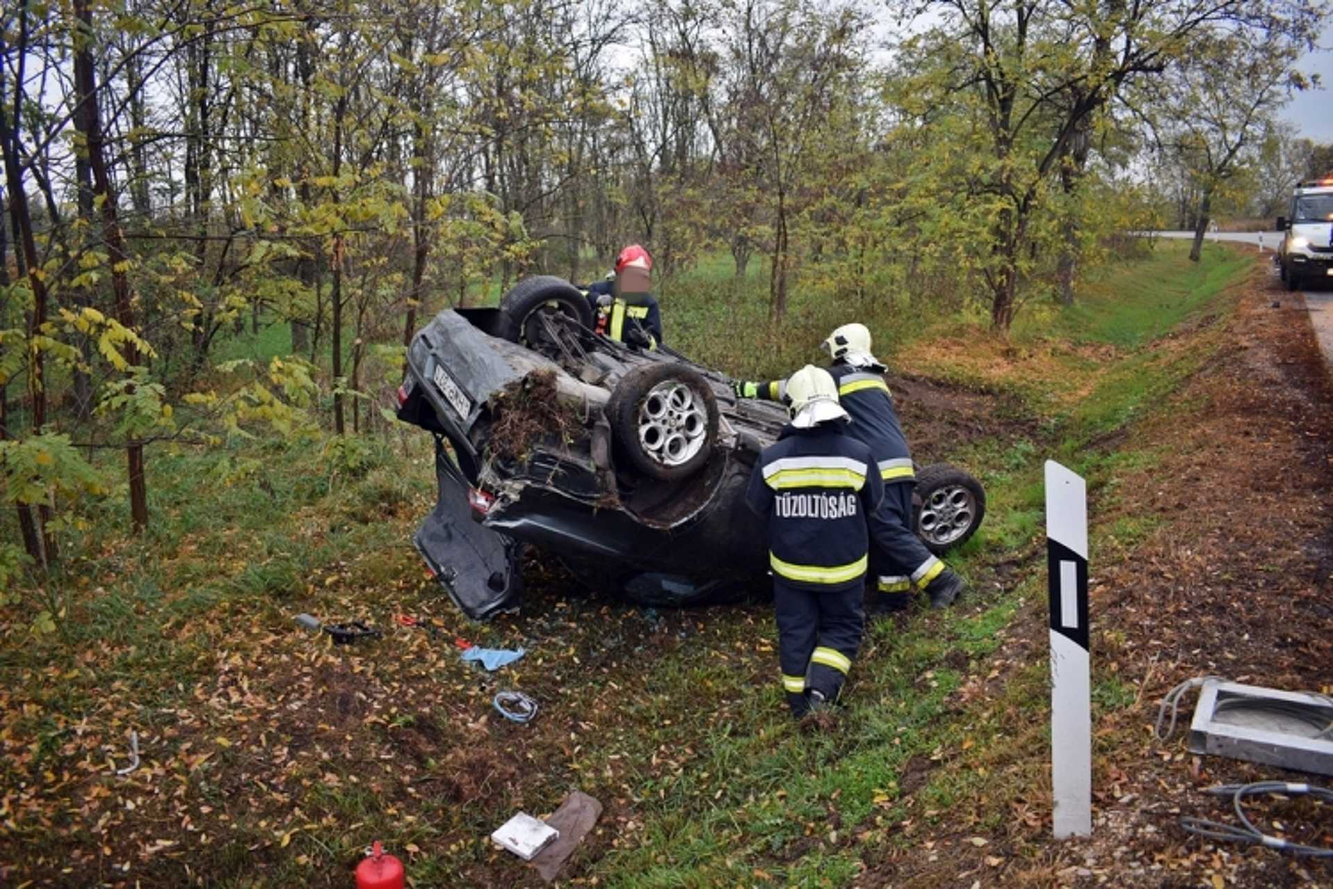 Borultak az autók az őszi utakon egy megyével arrébb is 