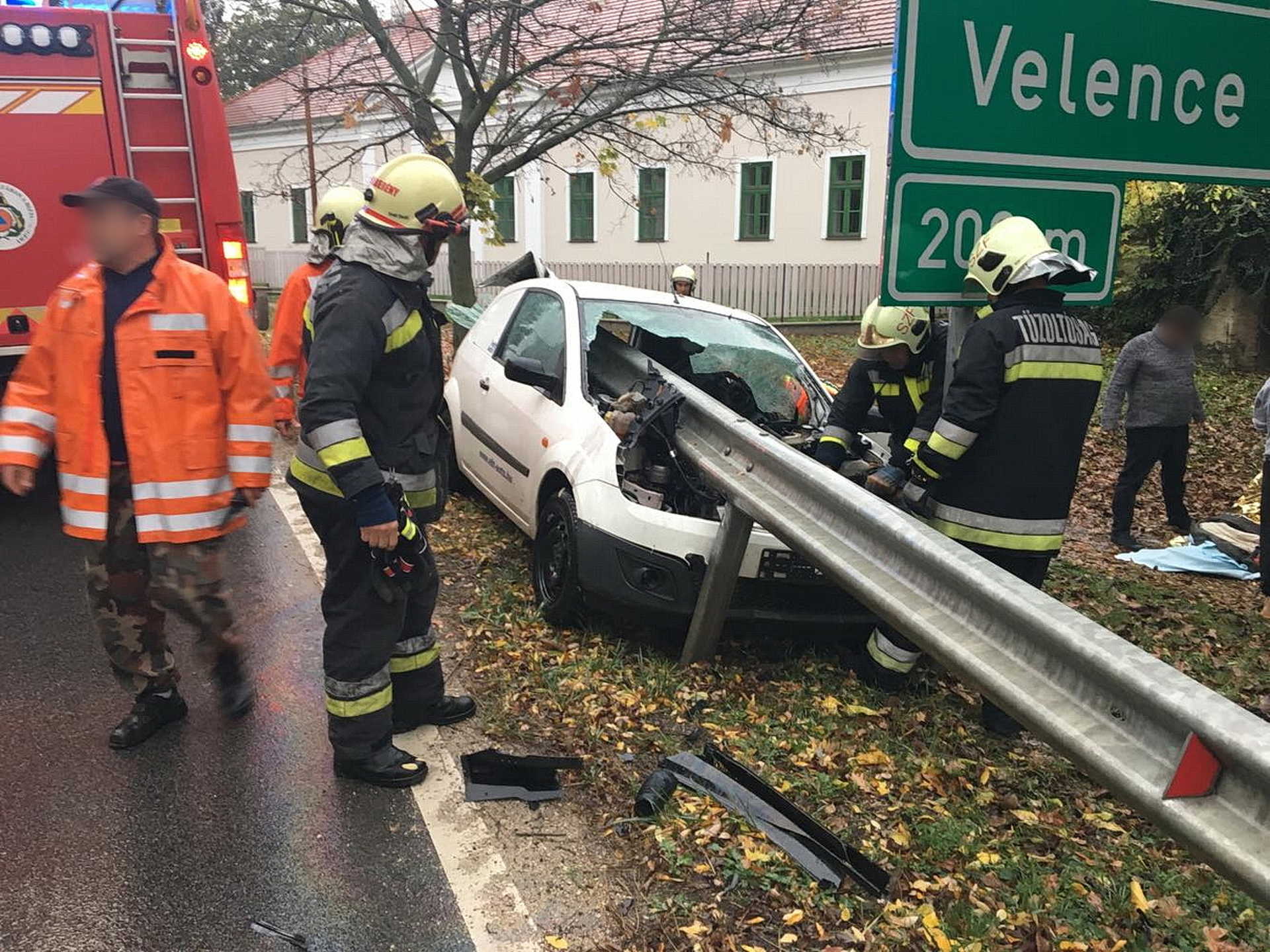 Így nyársalt fel egy Fordot a szalagkorlát