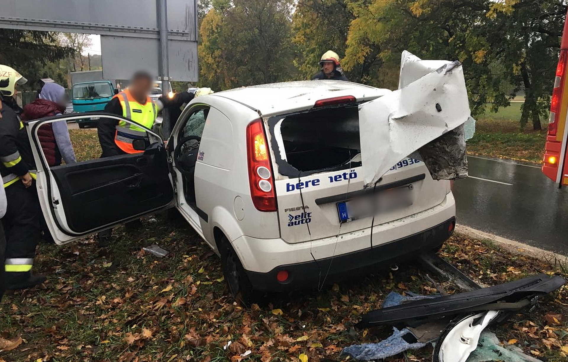 Így nyársalt fel egy Fordot a szalagkorlát