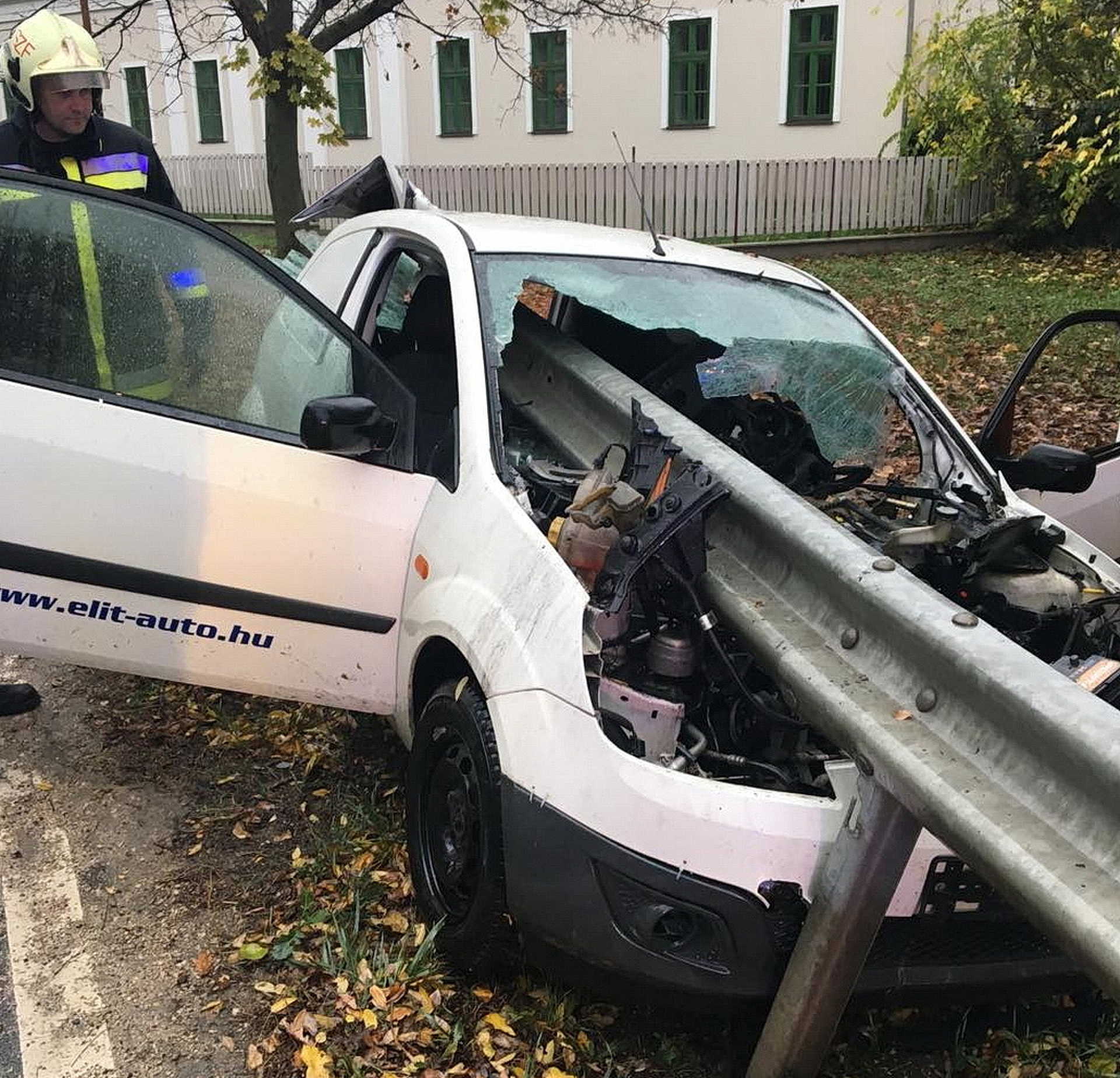 Így nyársalt fel egy Fordot a szalagkorlát