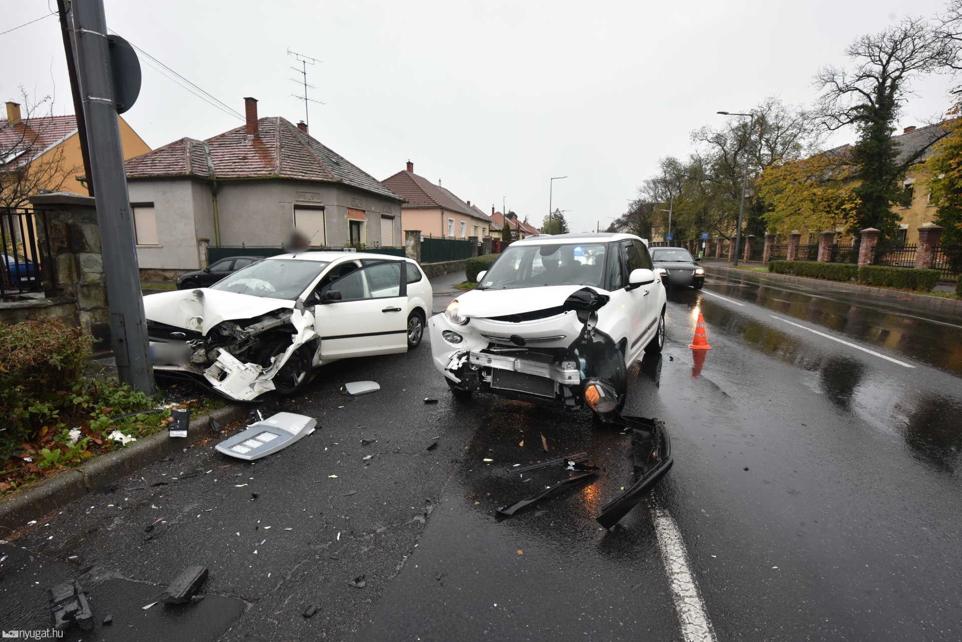 Villanyoszlopnak csapódott a külső sávban haladó Ford
