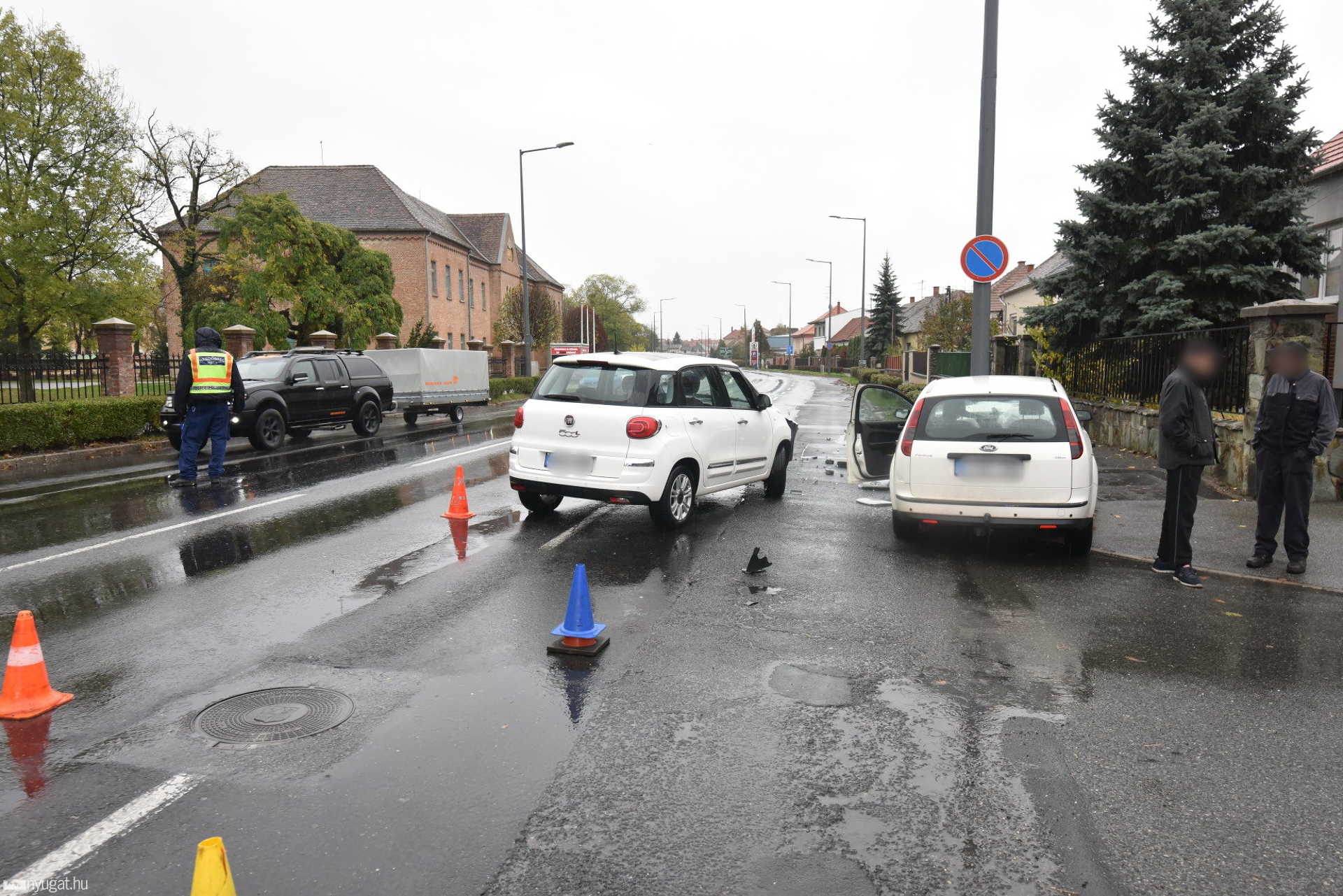 Villanyoszlopnak csapódott a külső sávban haladó Ford
