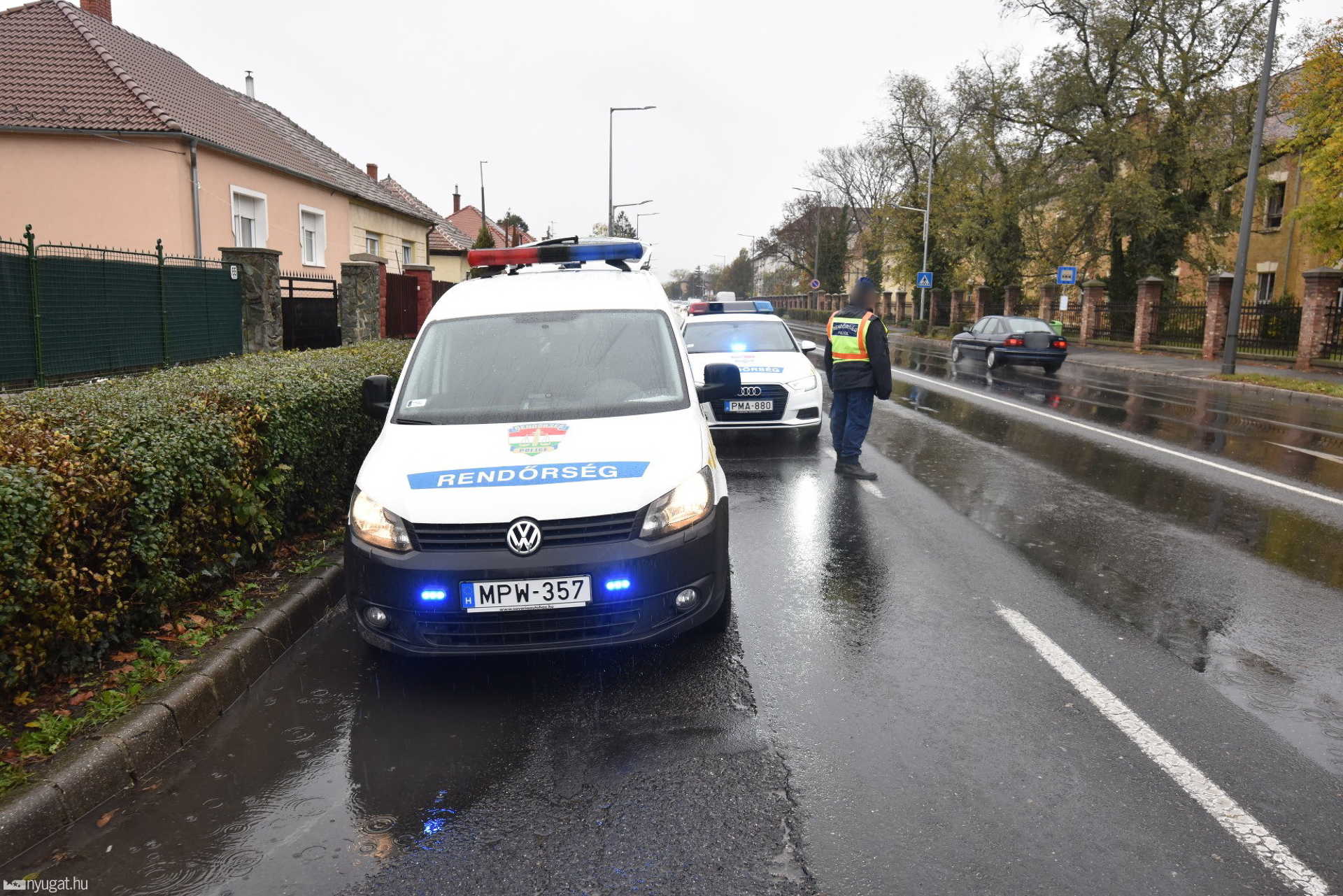 Villanyoszlopnak csapódott a külső sávban haladó Ford
