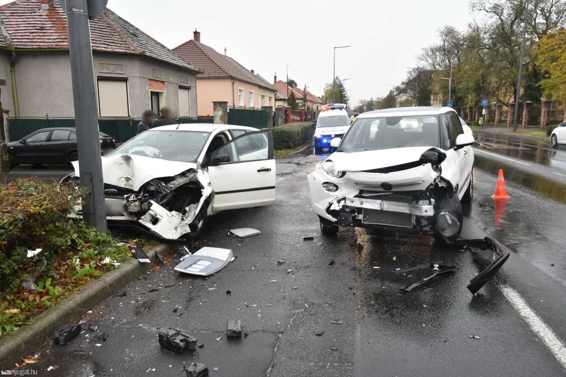 Villanyoszlopnak csapódott a külső sávban haladó Ford