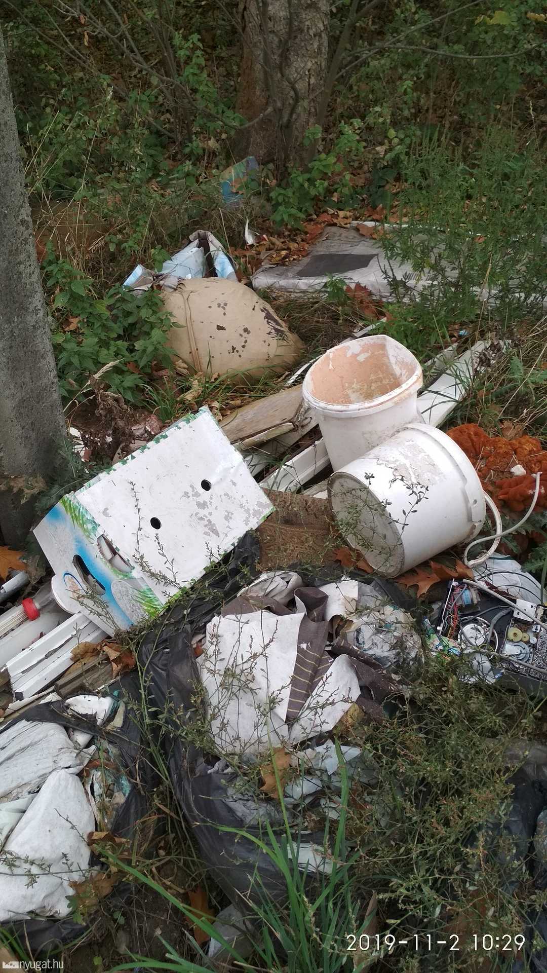 Valaki kiborított egy utánfutónyi lomot a szombathelyi Újvilág utca és a 86-os főút összekötő útjánál