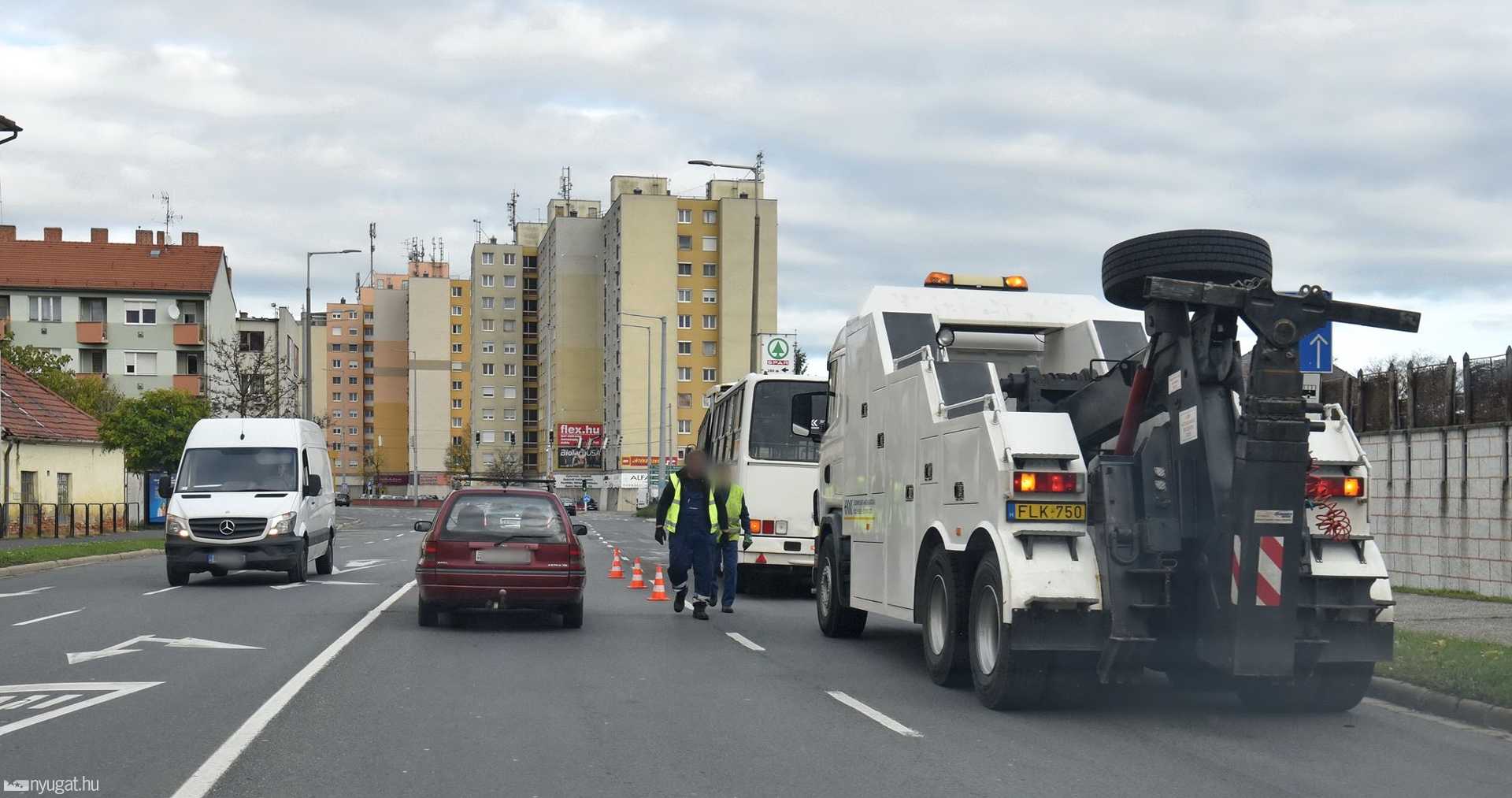 Lerobbant csuklós busz a Thököly utcában