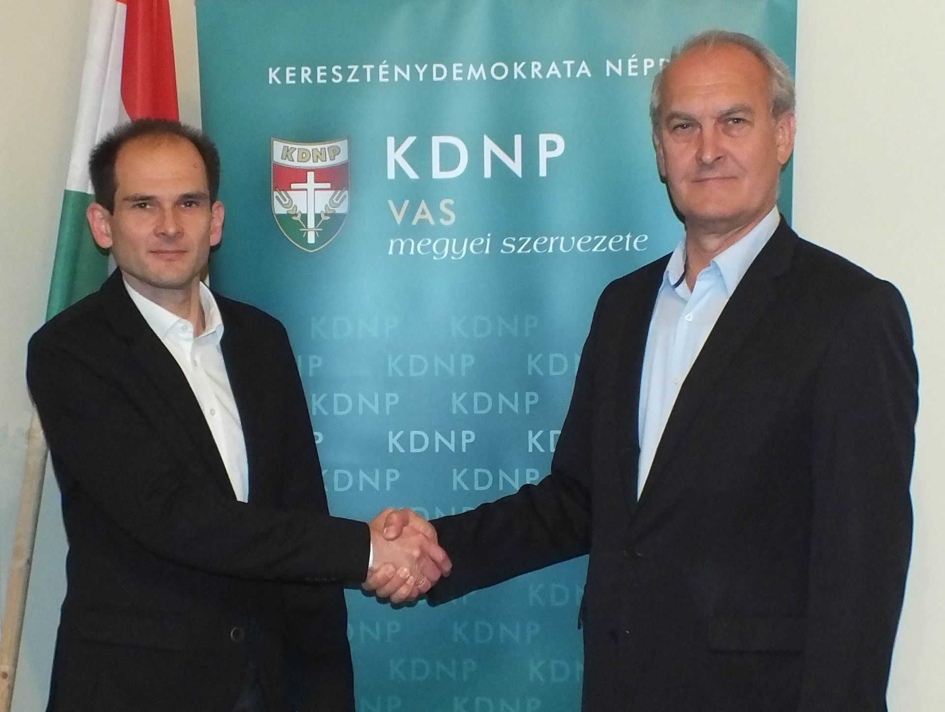 Harangozó Bertalan, a KDNP megyei elnöke és az elnökké választott dr. Melega Miklós