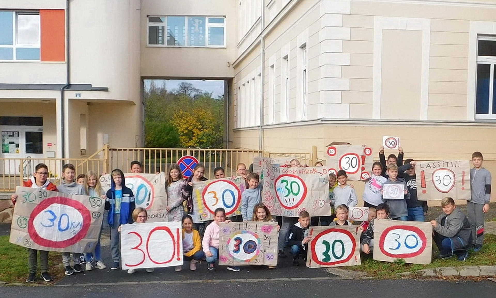 Diákok nyomatékosították a táblán látható sebességhatárt a vépi iskolánál 