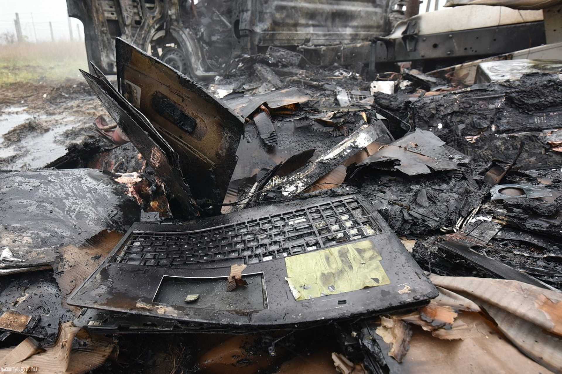 Kiégett egy számítógépeket szállító román rendszámú teherautó