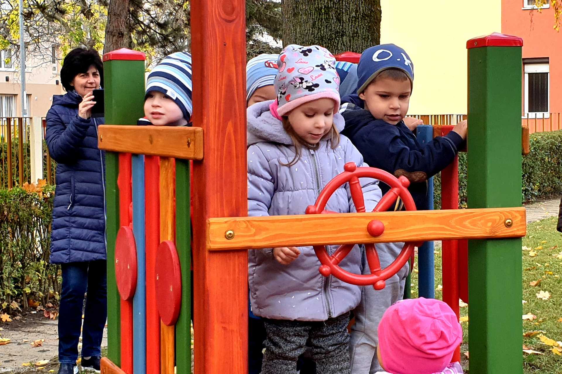 Hajót ajándékozott Horváth Soma alpolgármester a szombathelyi Csicsergő Bölcsődének