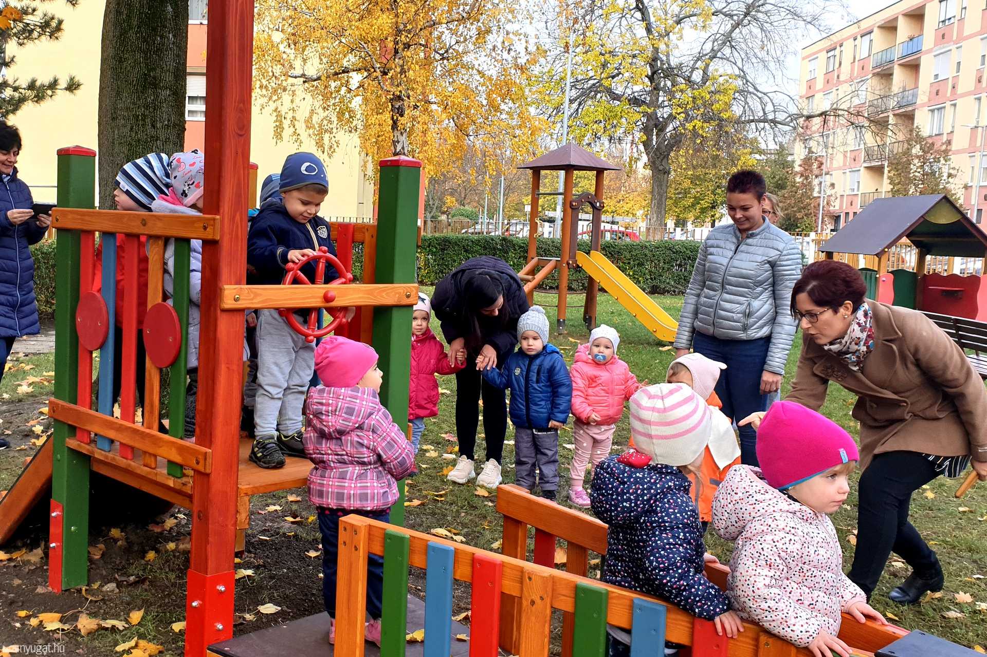 Hajót ajándékozott Horváth Soma alpolgármester a szombathelyi Csicsergő Bölcsődének