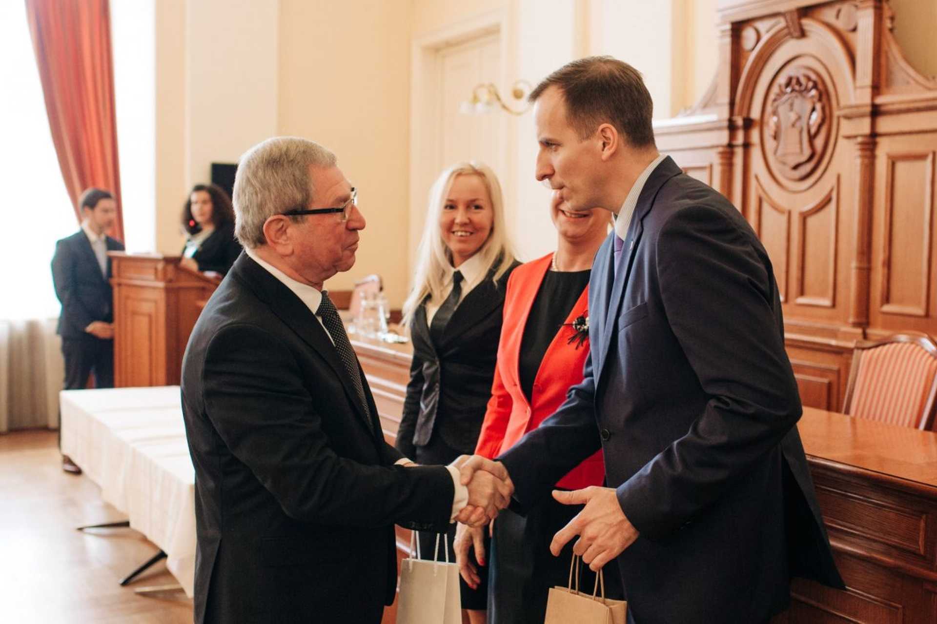 Szociális munkáért adtak át elismeréseket a megyeházán
