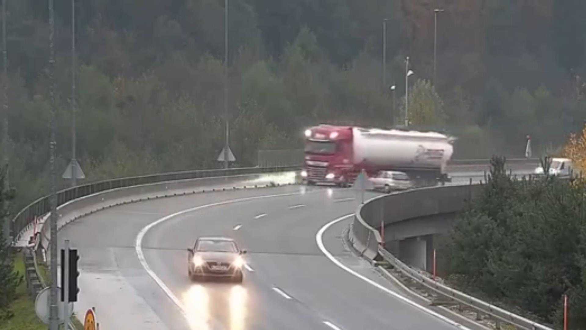 Az Opel nekihajtott a tartályautó oldalának